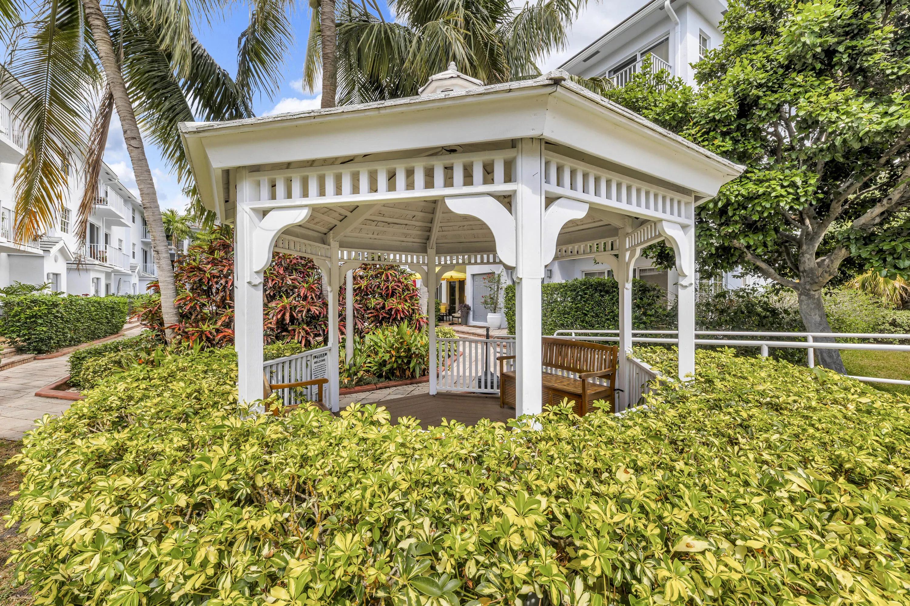 2725 NE 8TH Avenue #112