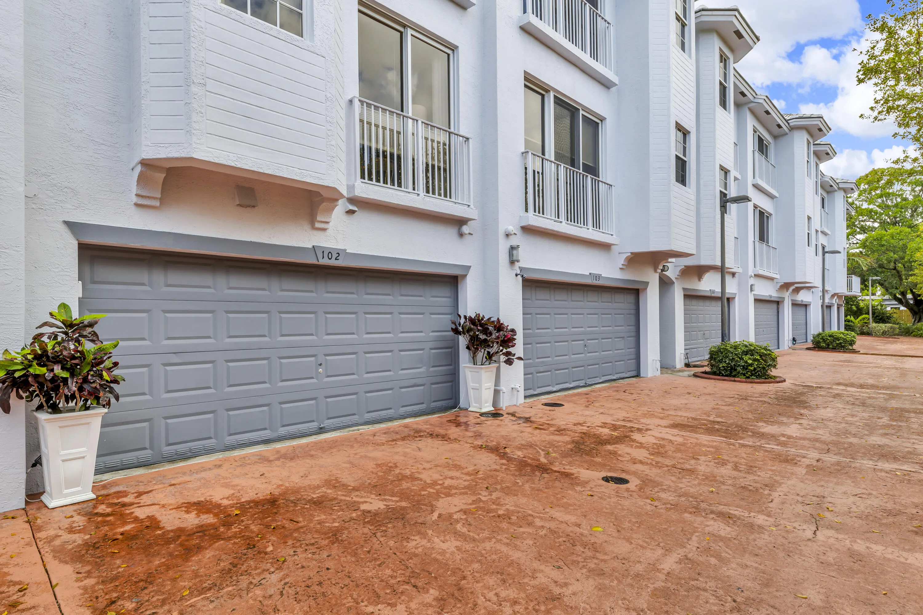 2725 NE 8TH Avenue #112