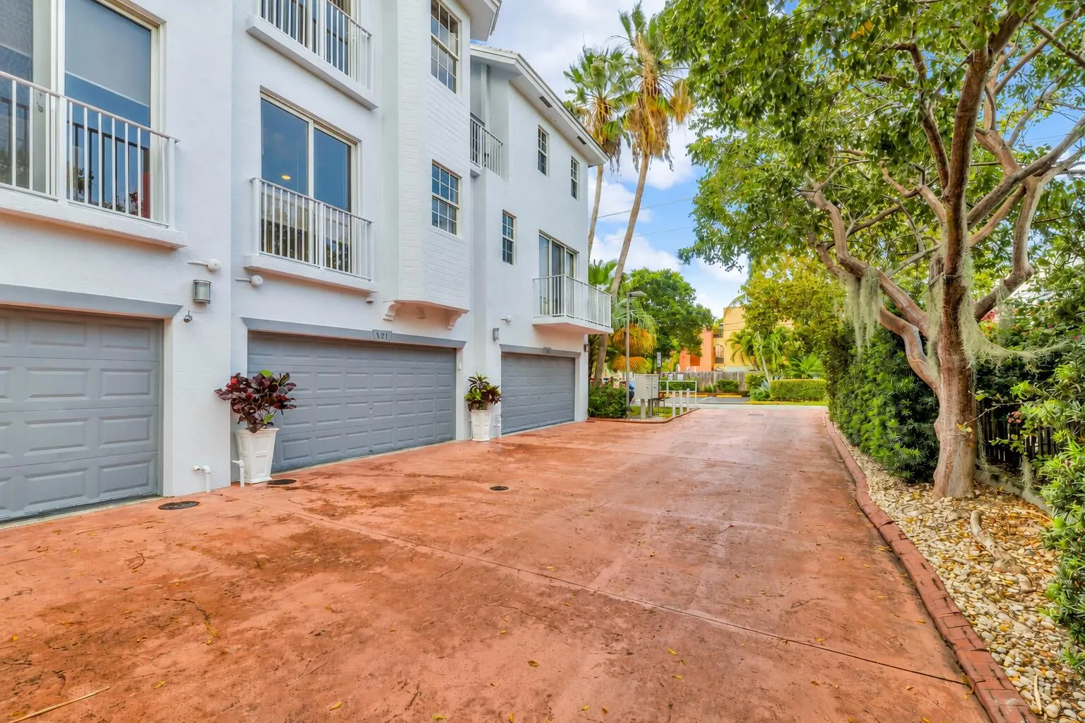 2725 NE 8TH Avenue #112
