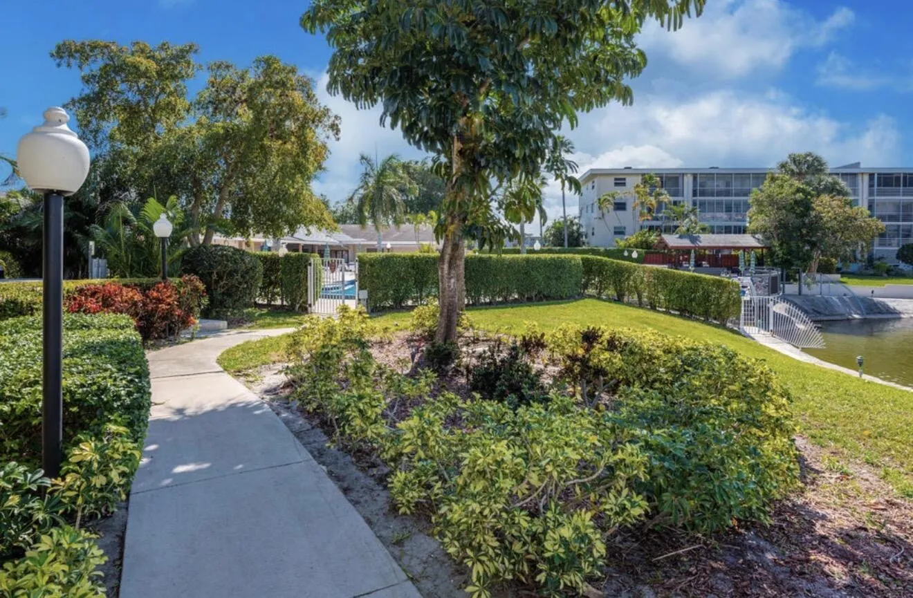 2855 GARDEN Drive S #306