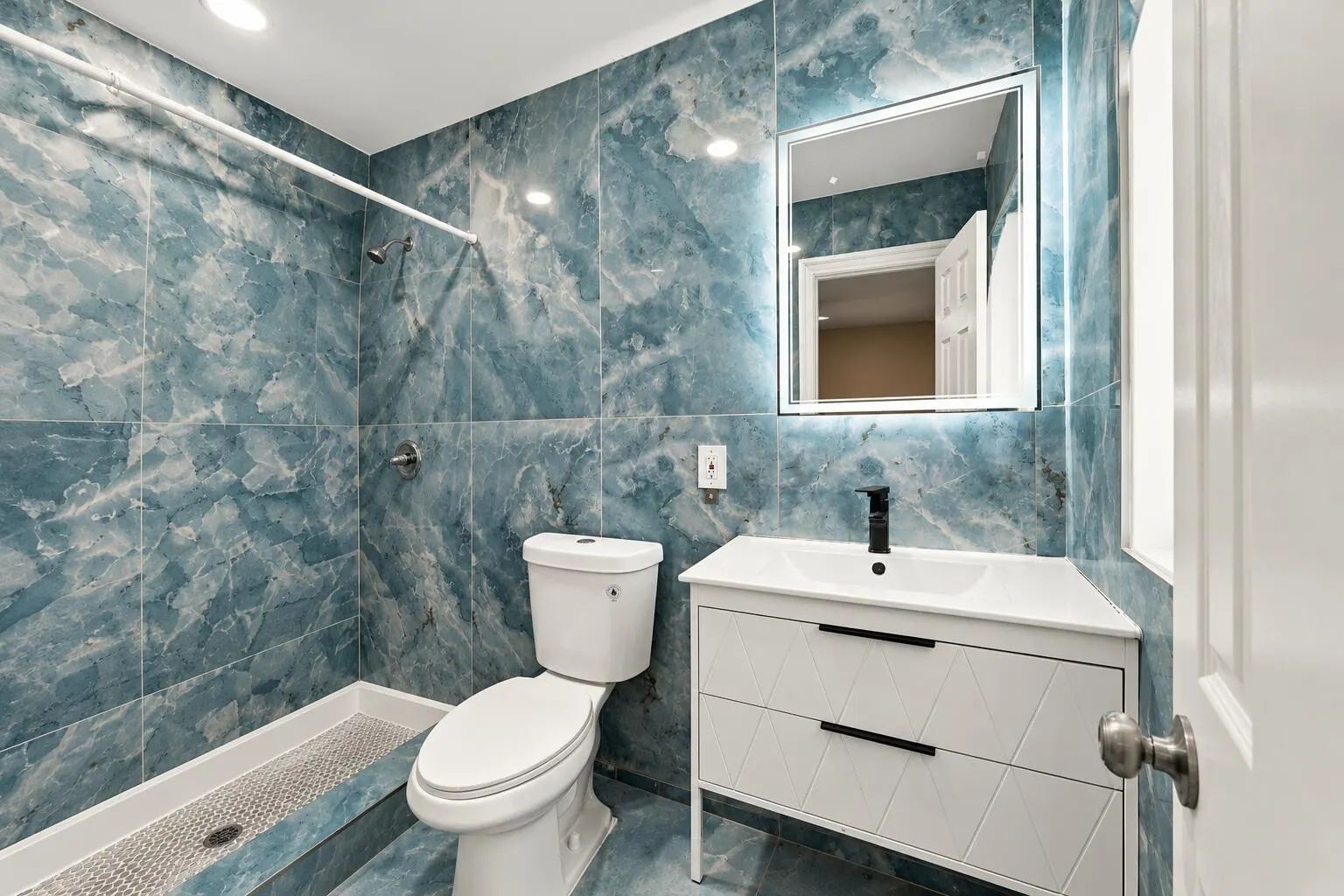 6812 OAKHILL Hill