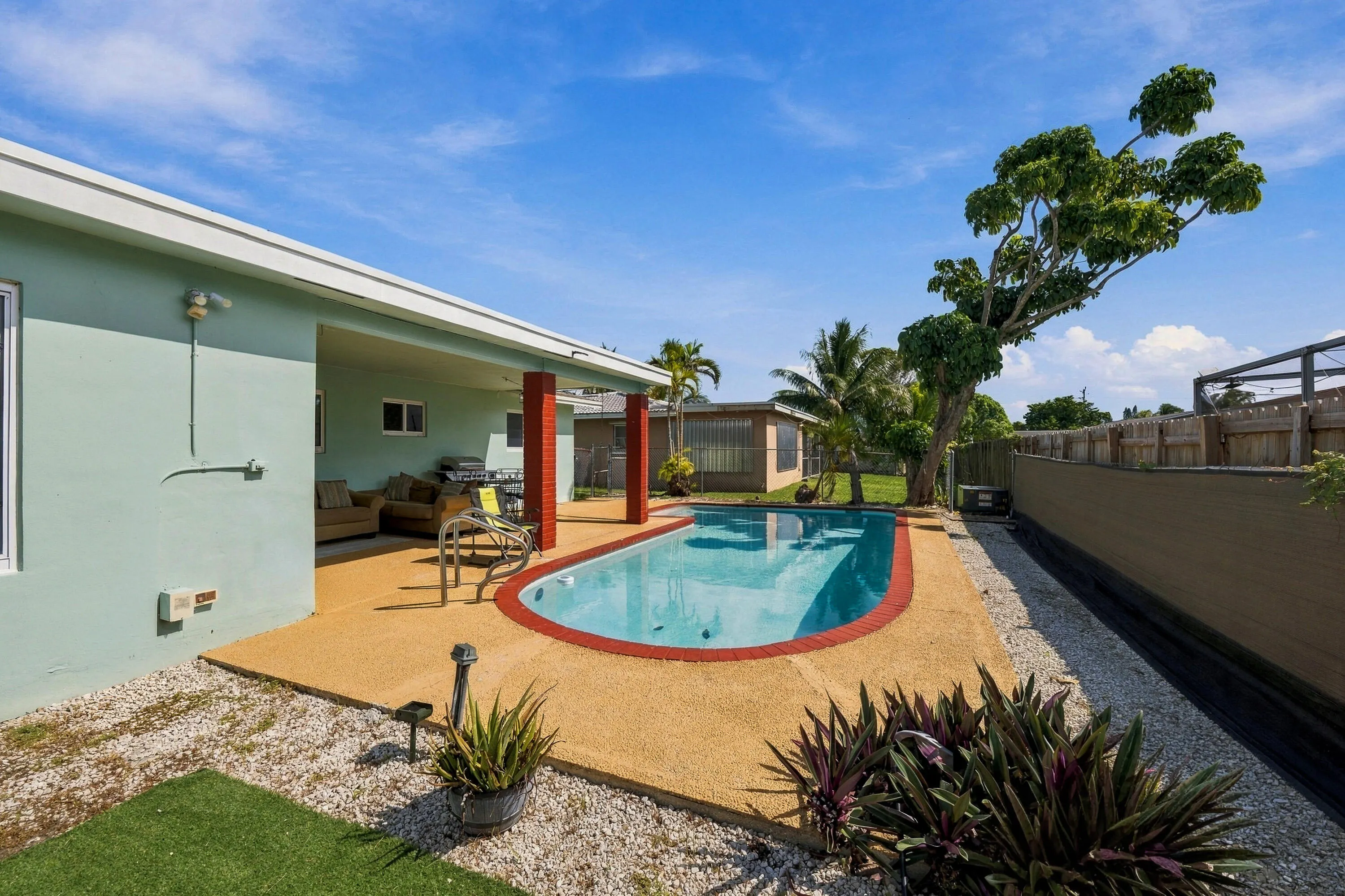 6812 OAKHILL Hill