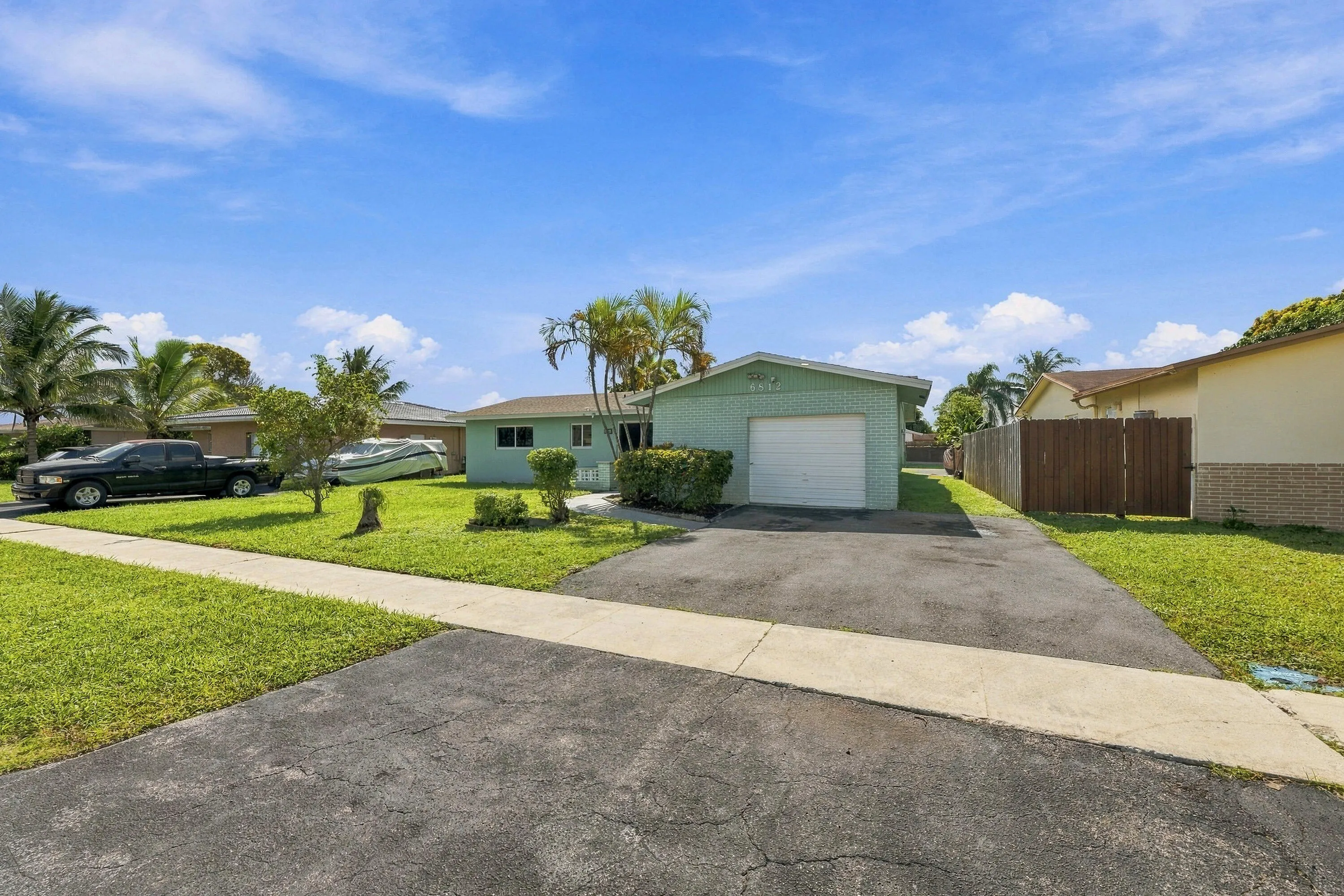 6812 OAKHILL Hill