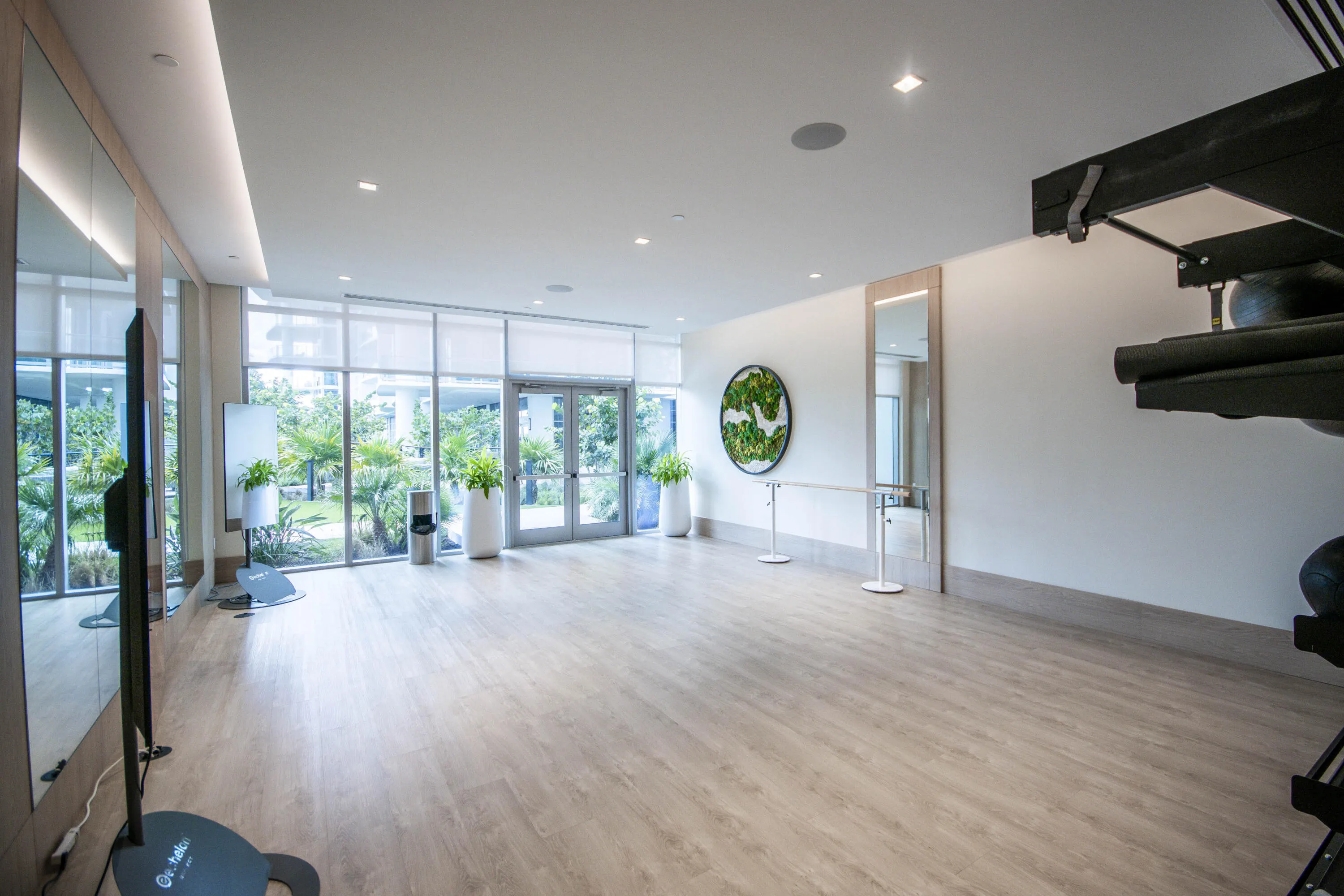 220 Lake Shore Drive #813