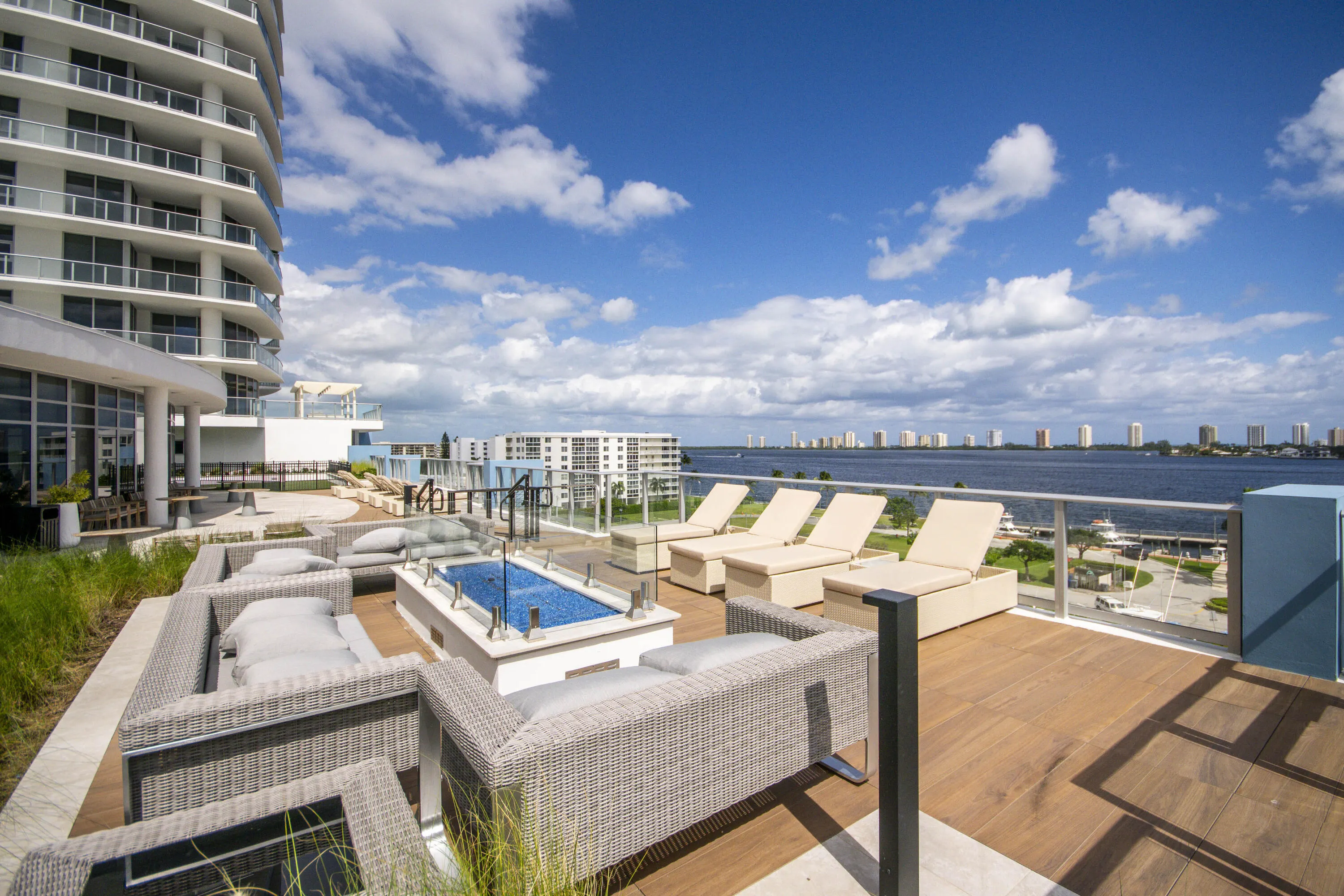 220 Lake Shore Drive #813