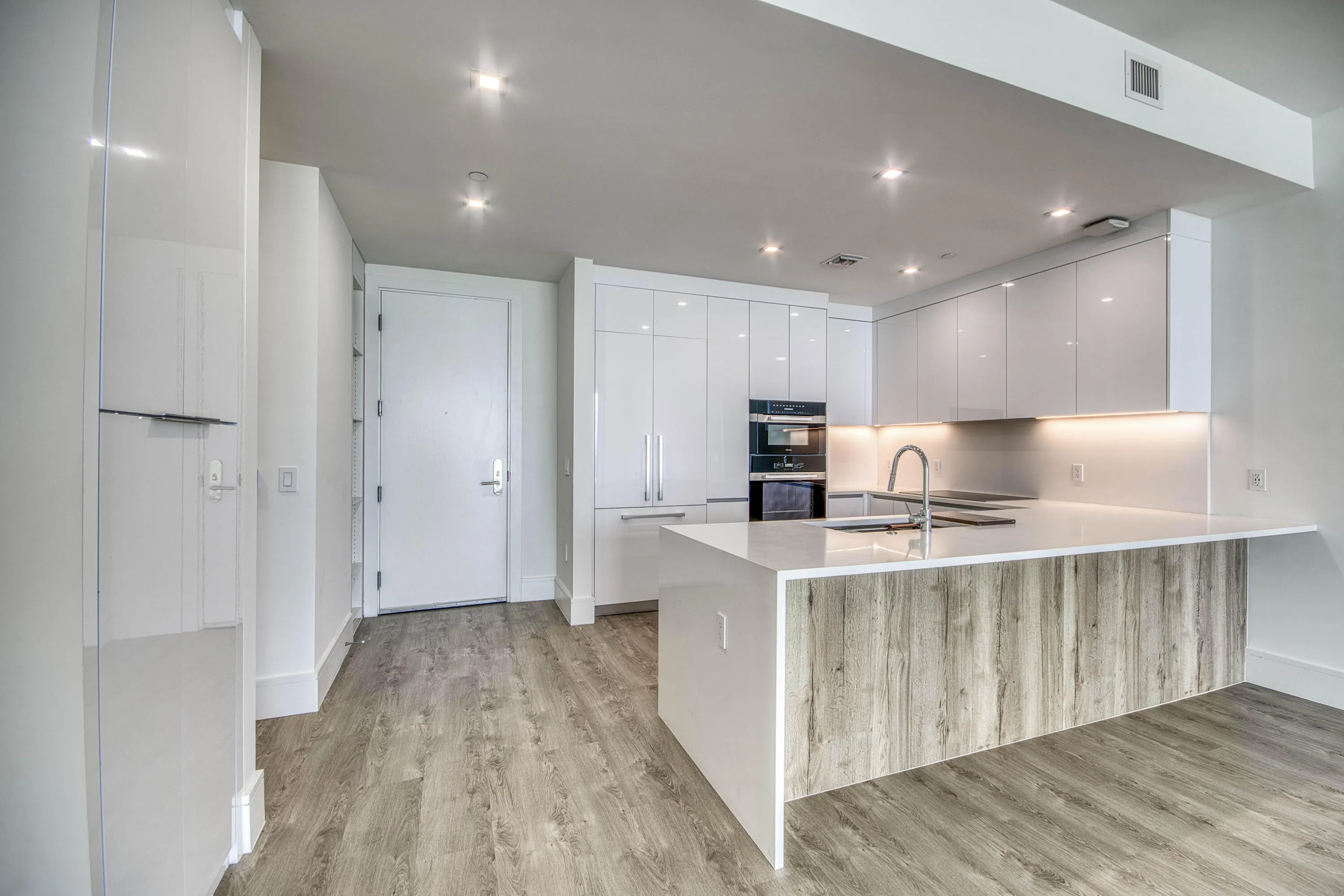 220 Lake Shore Drive #813