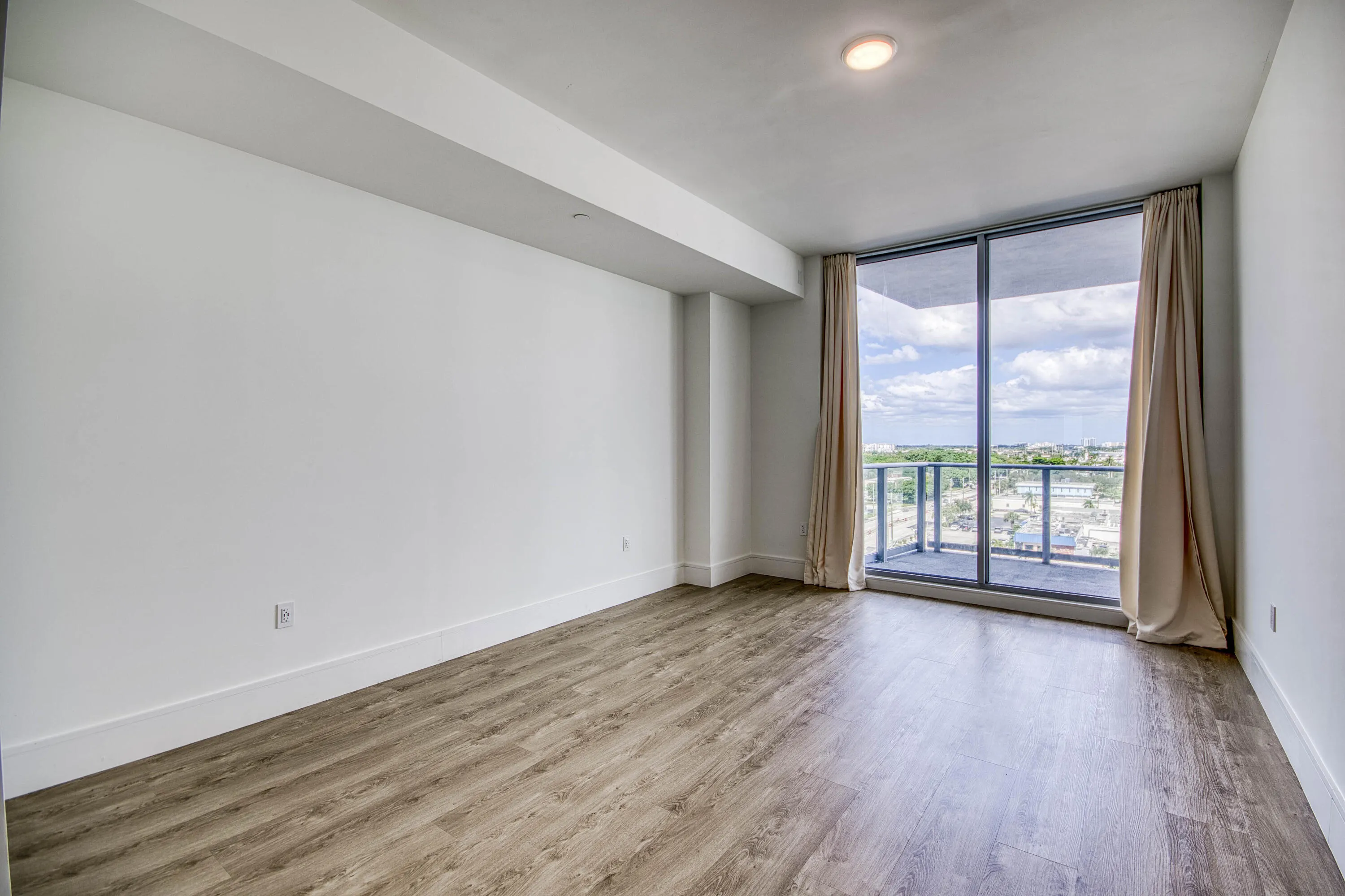 220 Lake Shore Drive #813