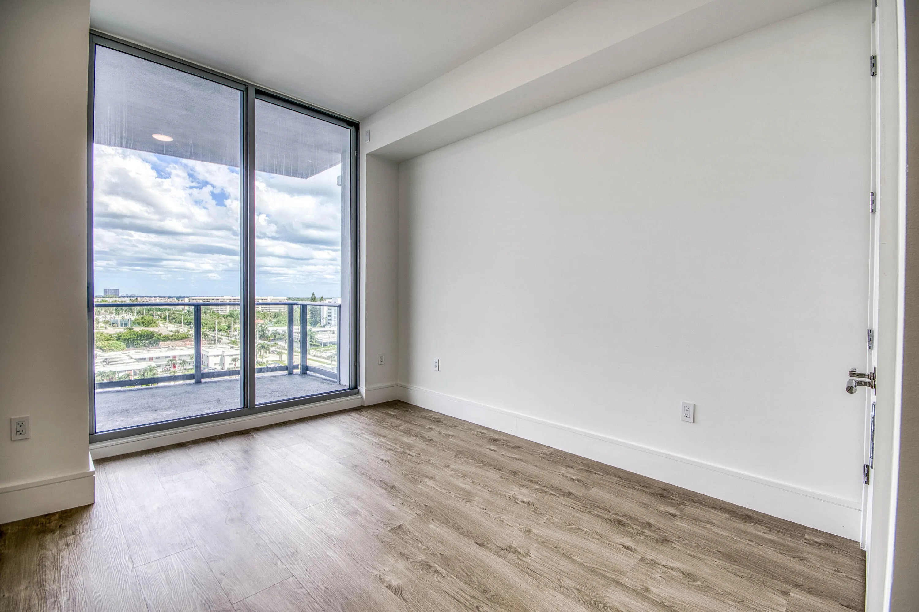 220 Lake Shore Drive #813