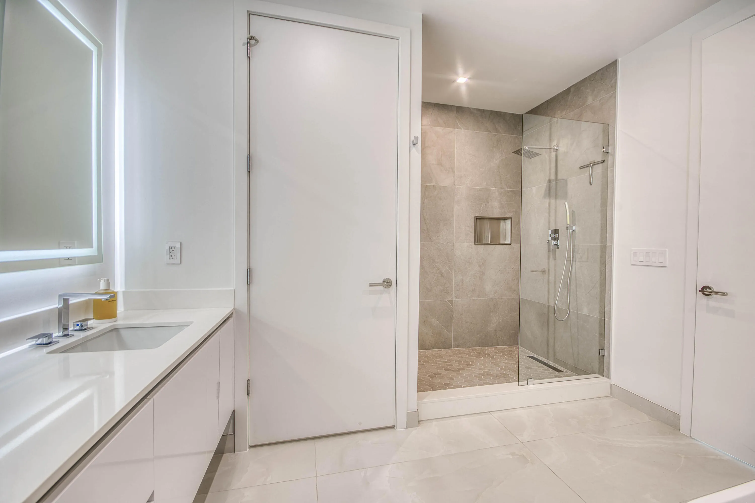 220 Lake Shore Drive #813