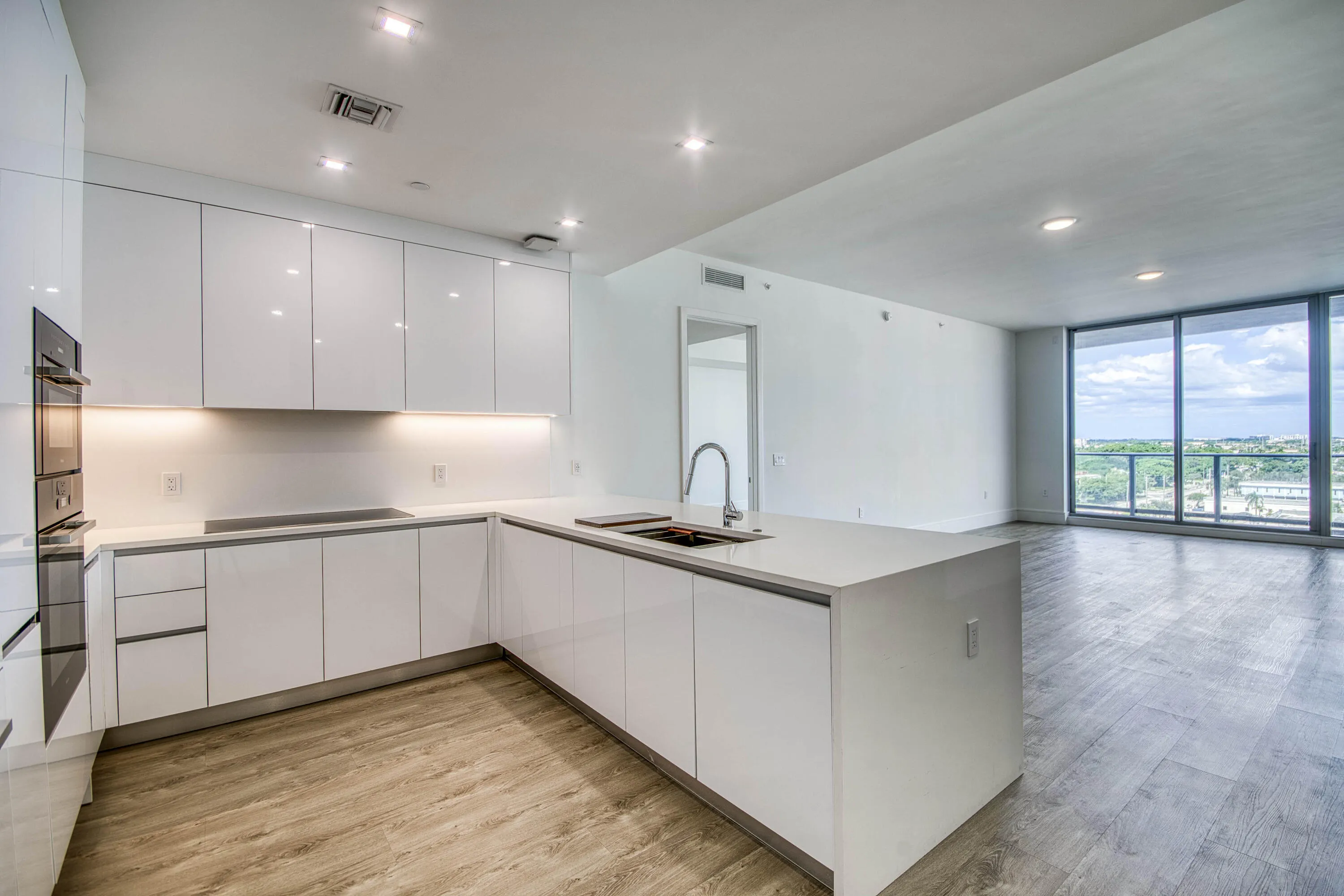 220 Lake Shore Drive #813