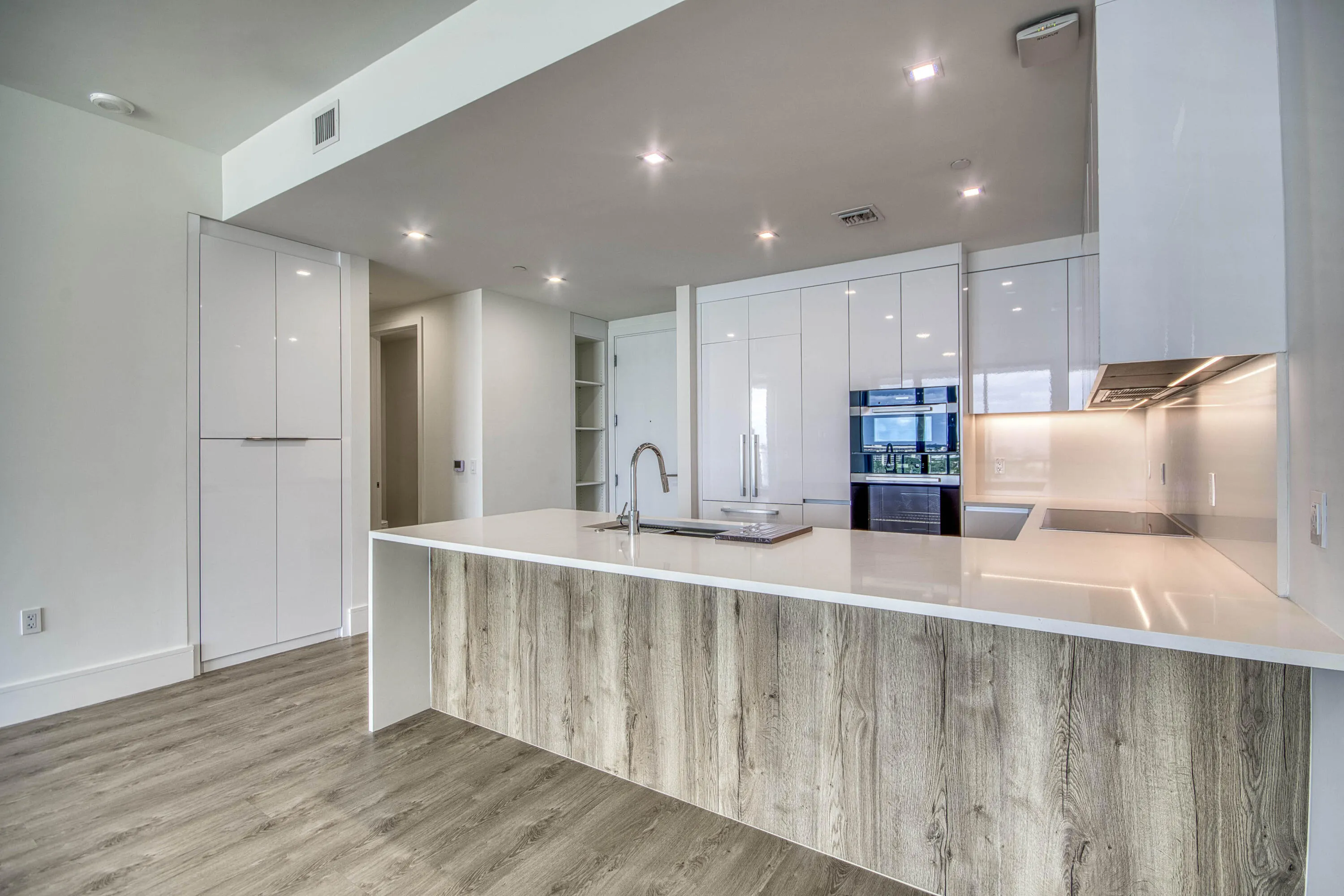 220 Lake Shore Drive #813