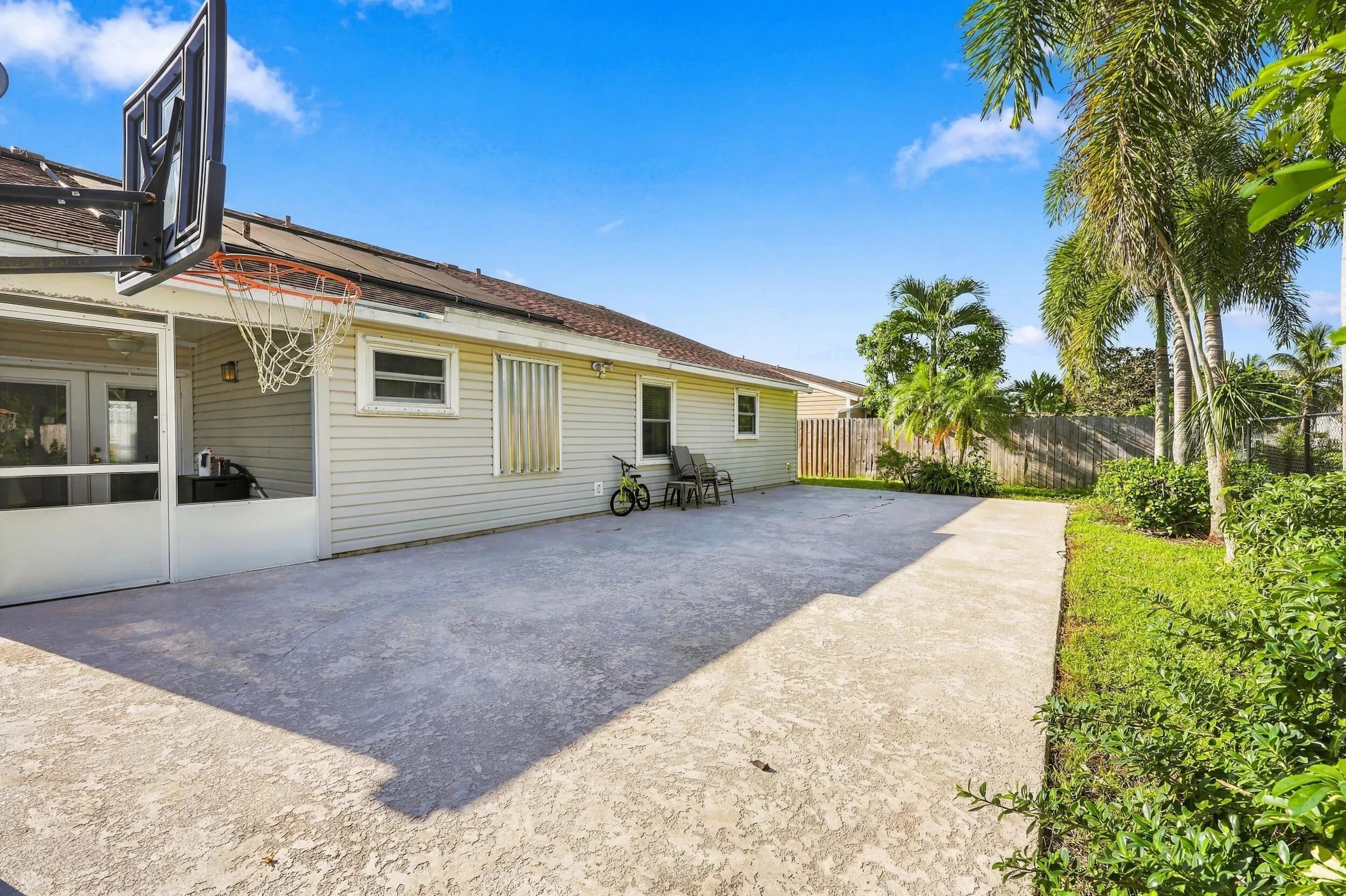5215 Canal Circle W