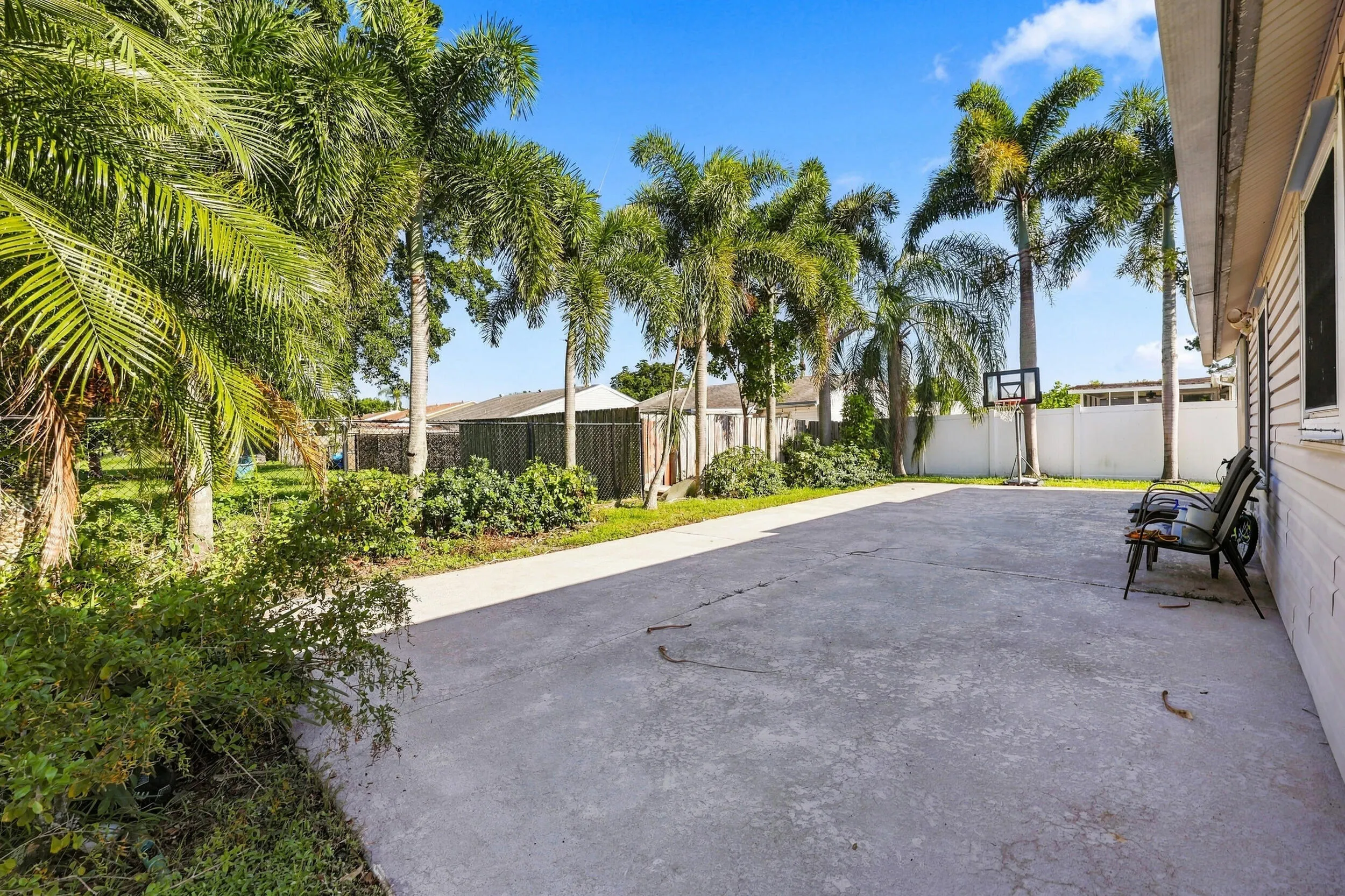 5215 Canal Circle W