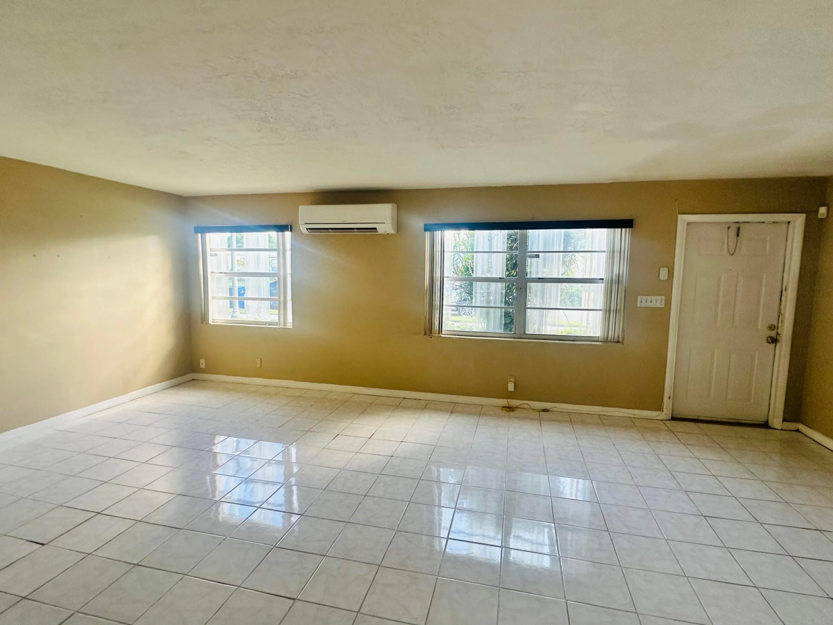 1572 W 10th Street