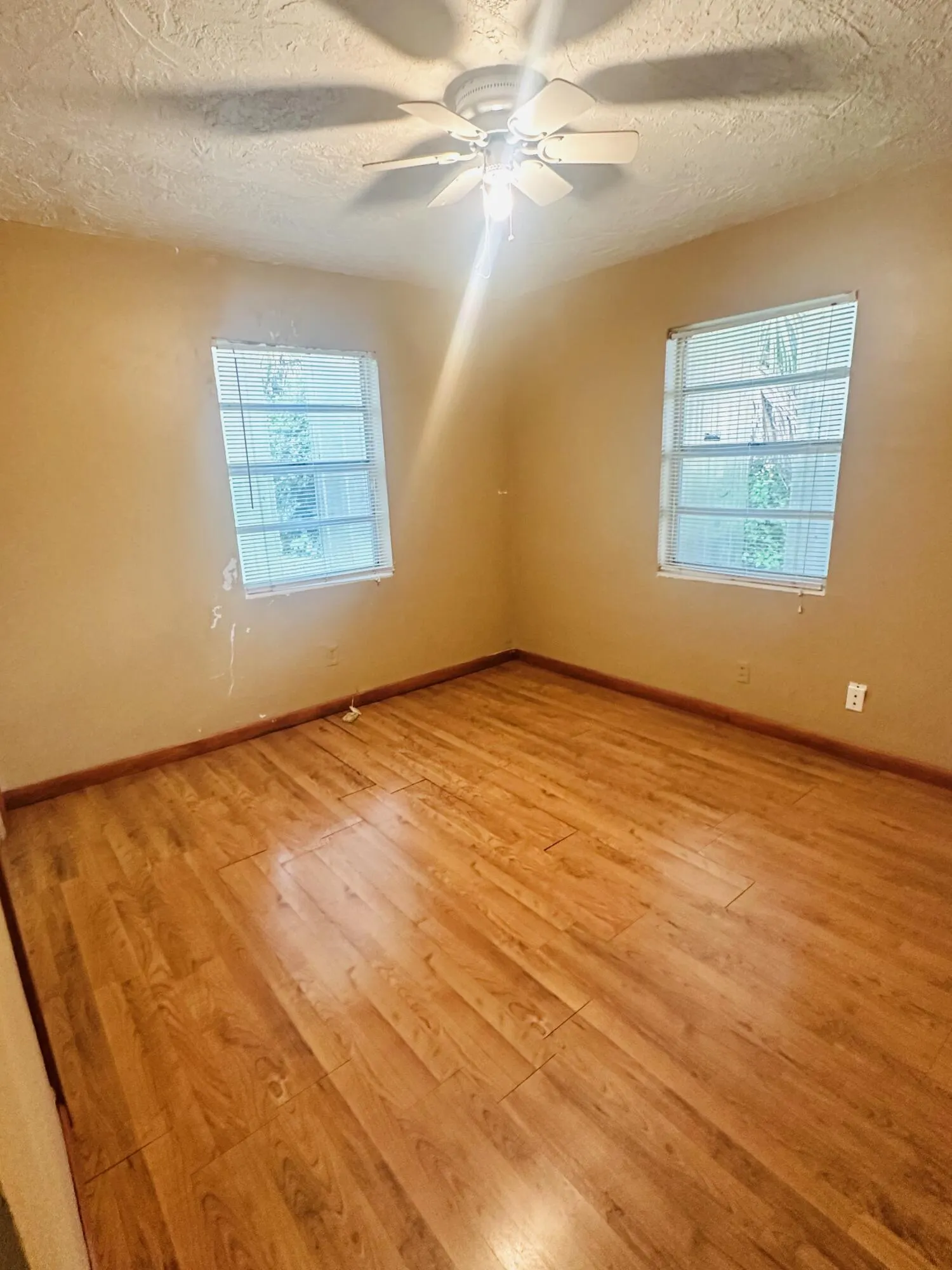 1572 W 10th Street