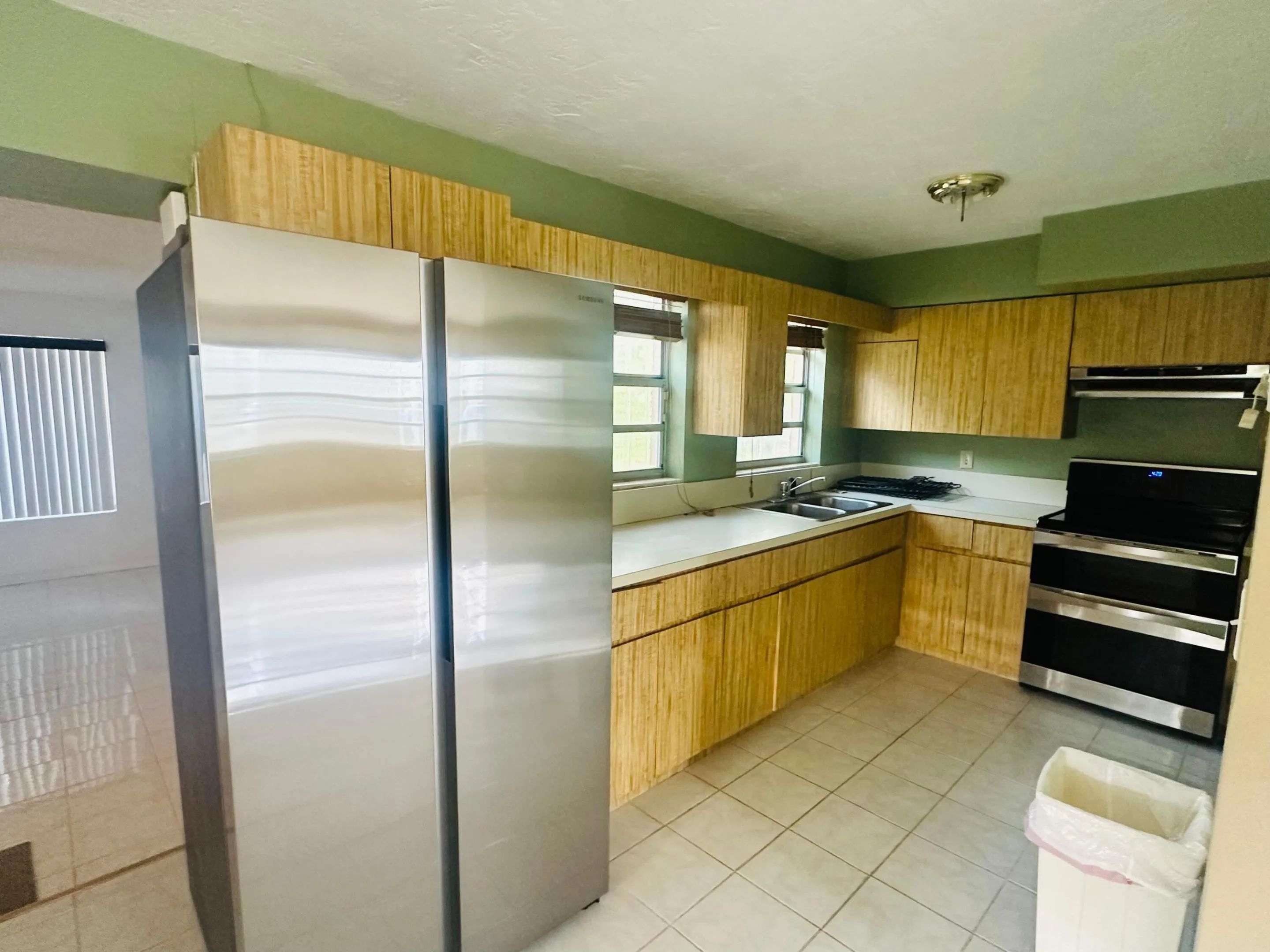 1572 W 10th Street
