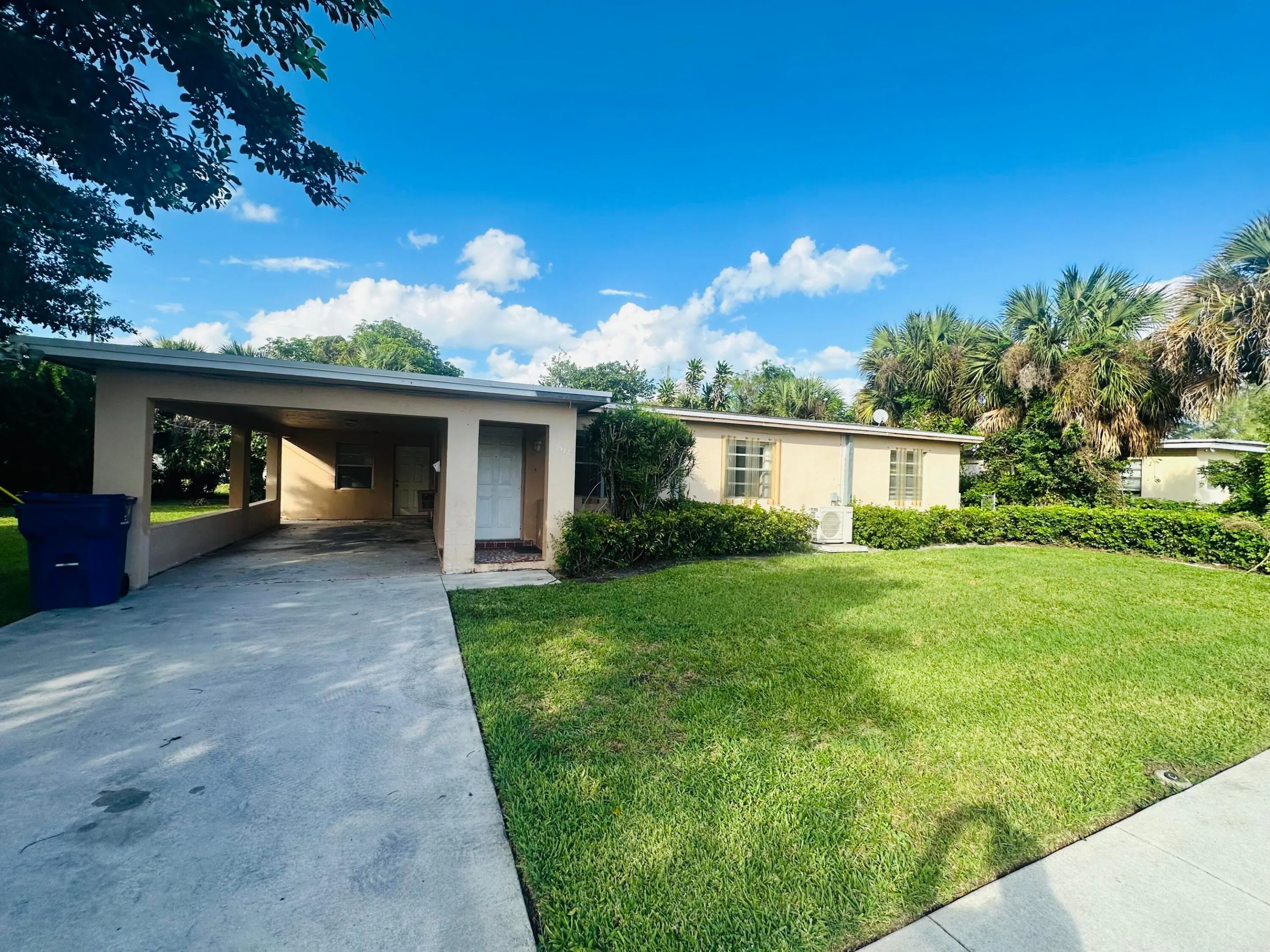 1572 W 10th Street