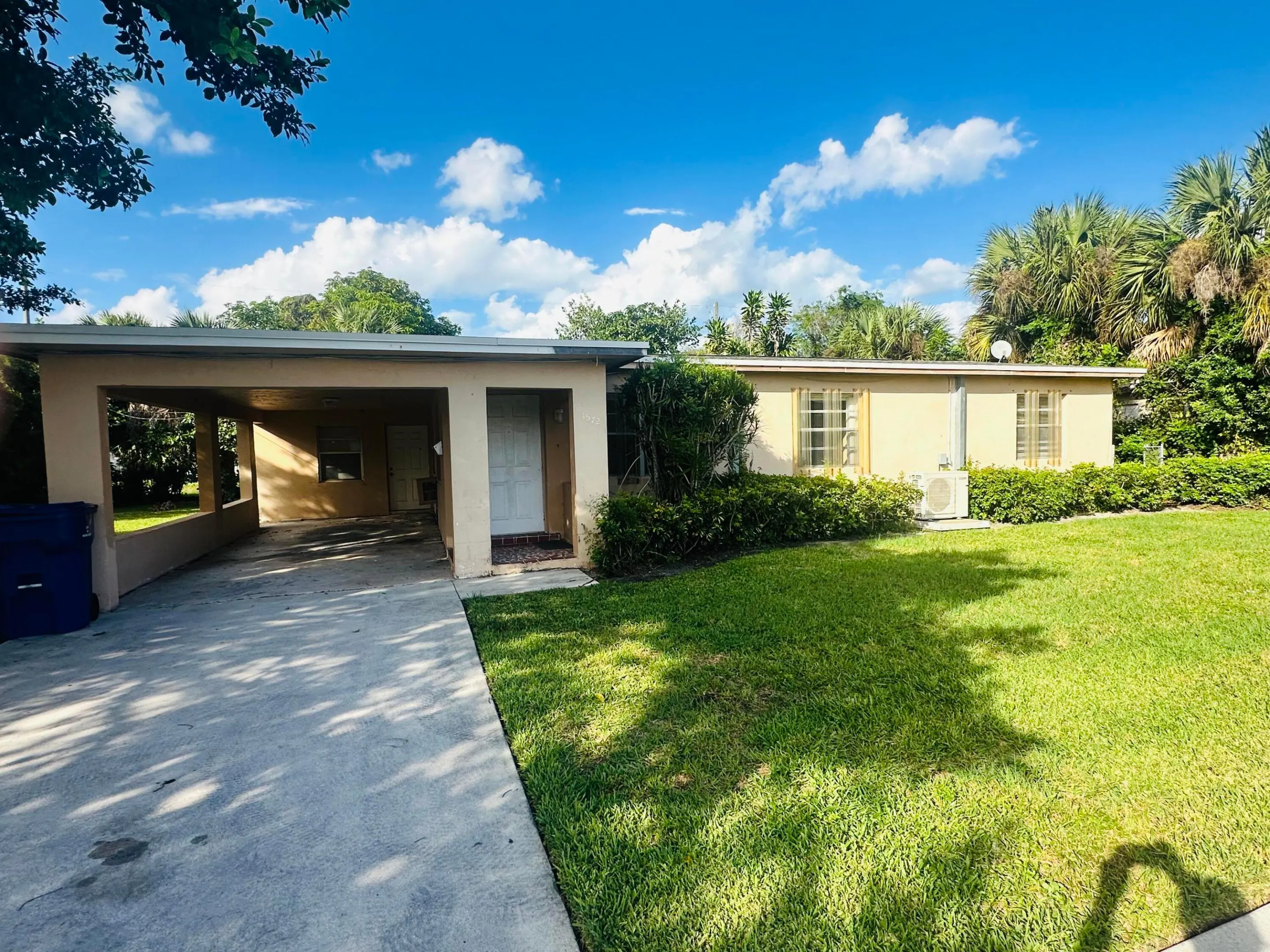 1572 W 10th Street