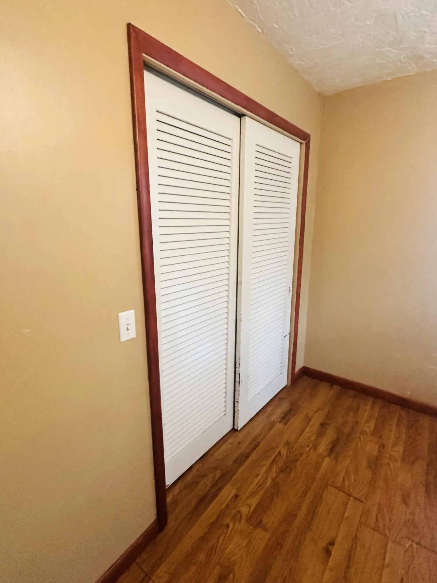 1572 W 10th Street