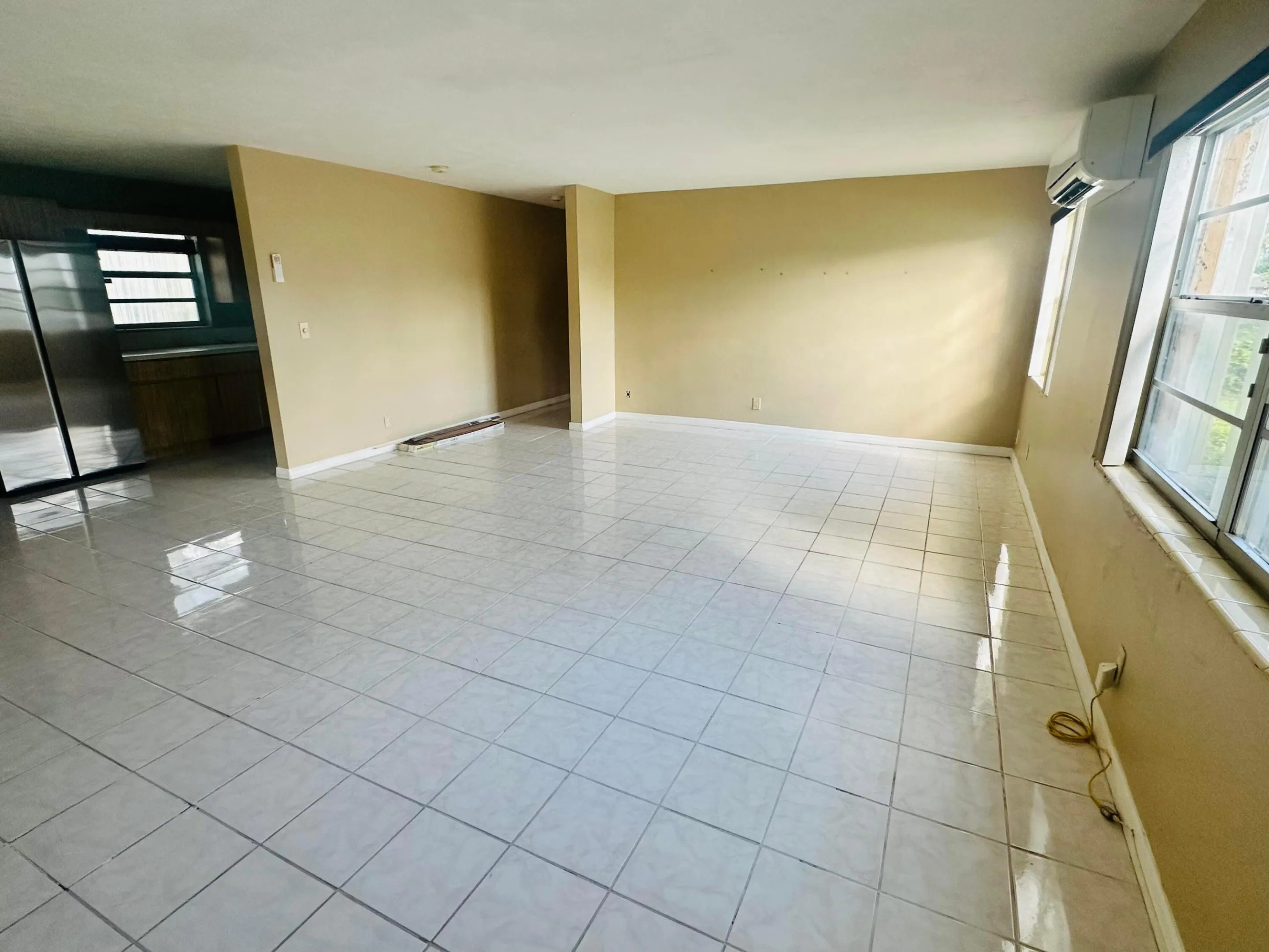 1572 W 10th Street