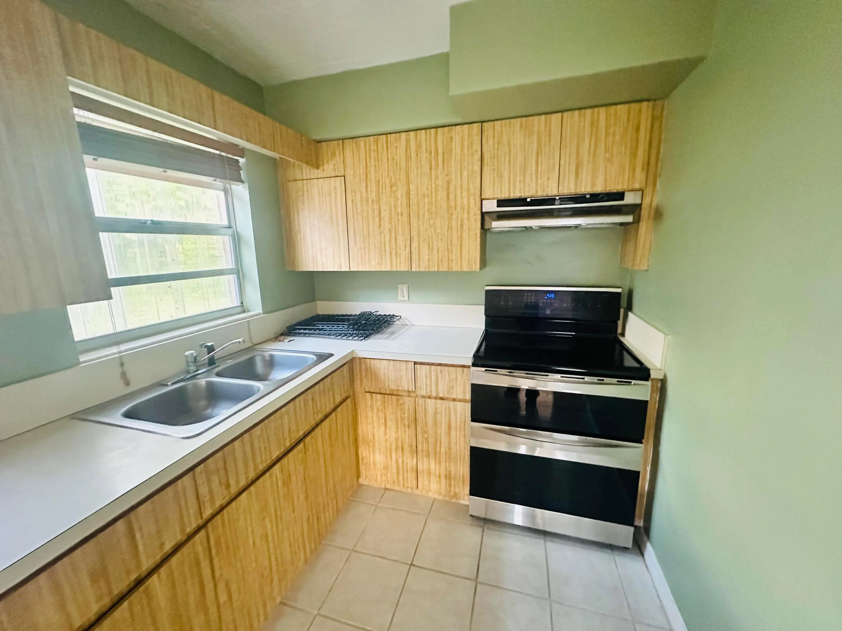 1572 W 10th Street