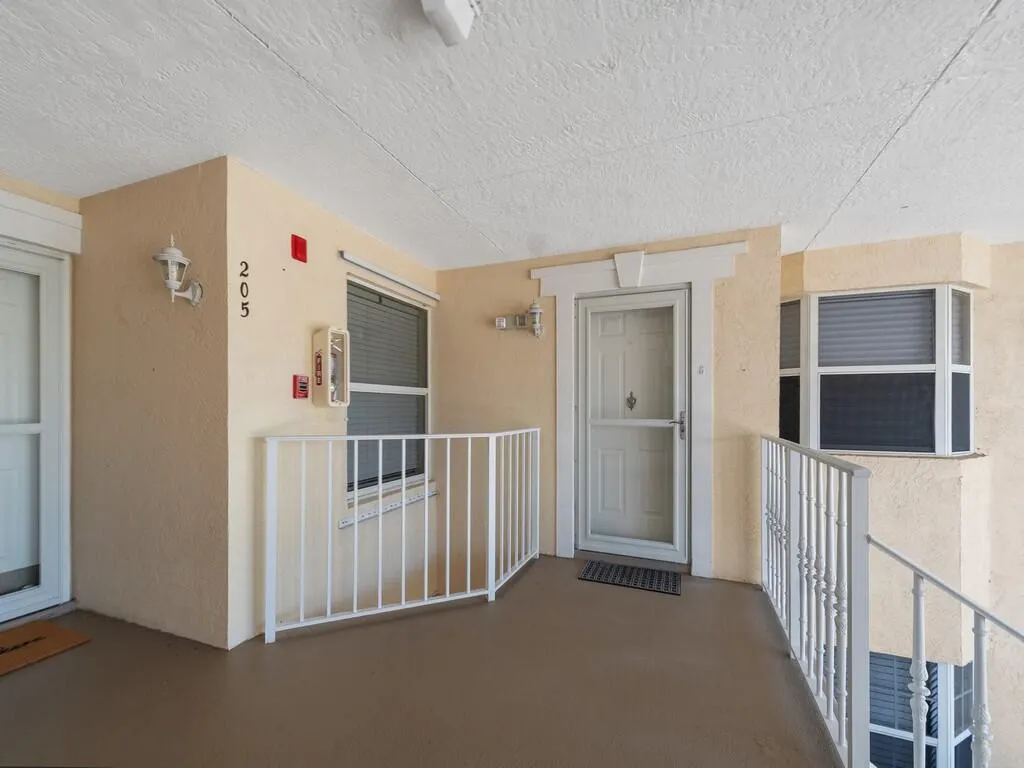655 W Lake Jasmine Circle