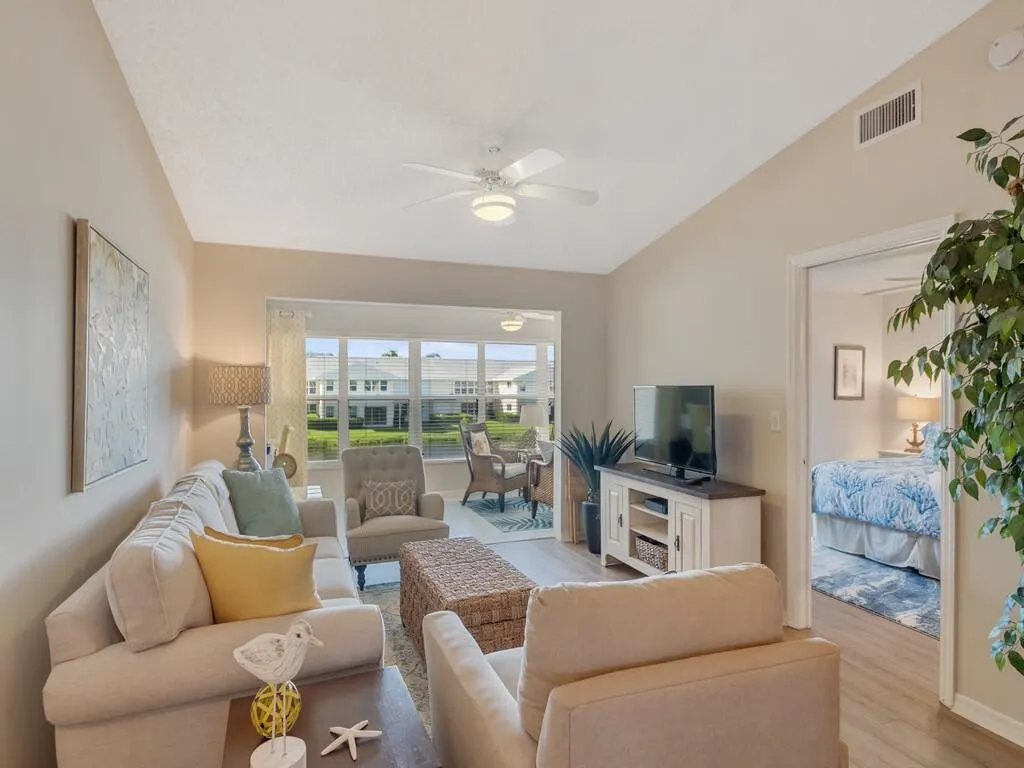 655 W Lake Jasmine Circle