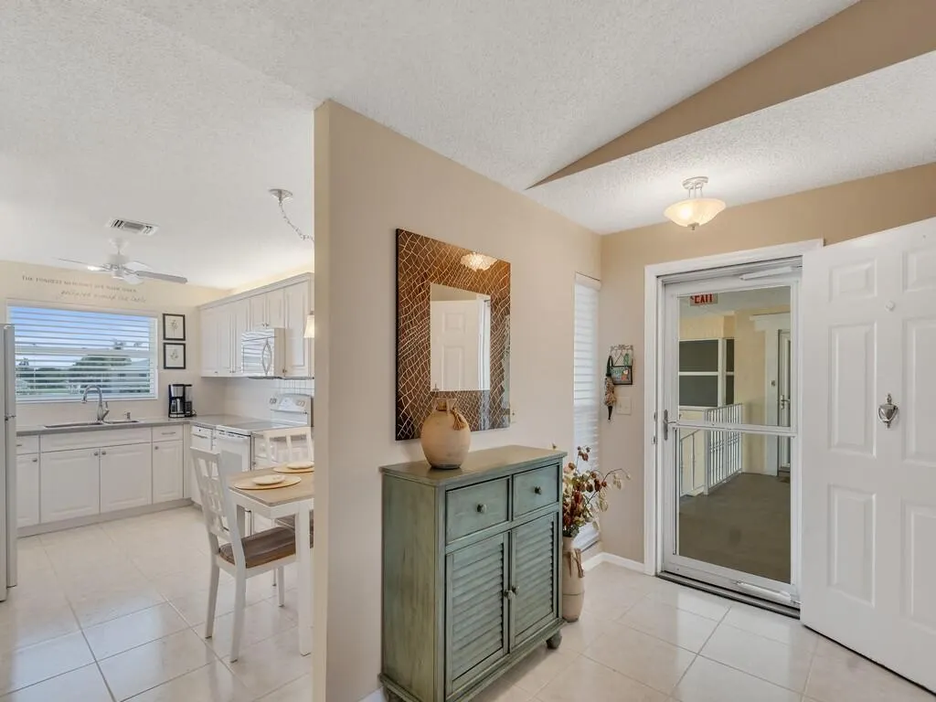 655 W Lake Jasmine Circle