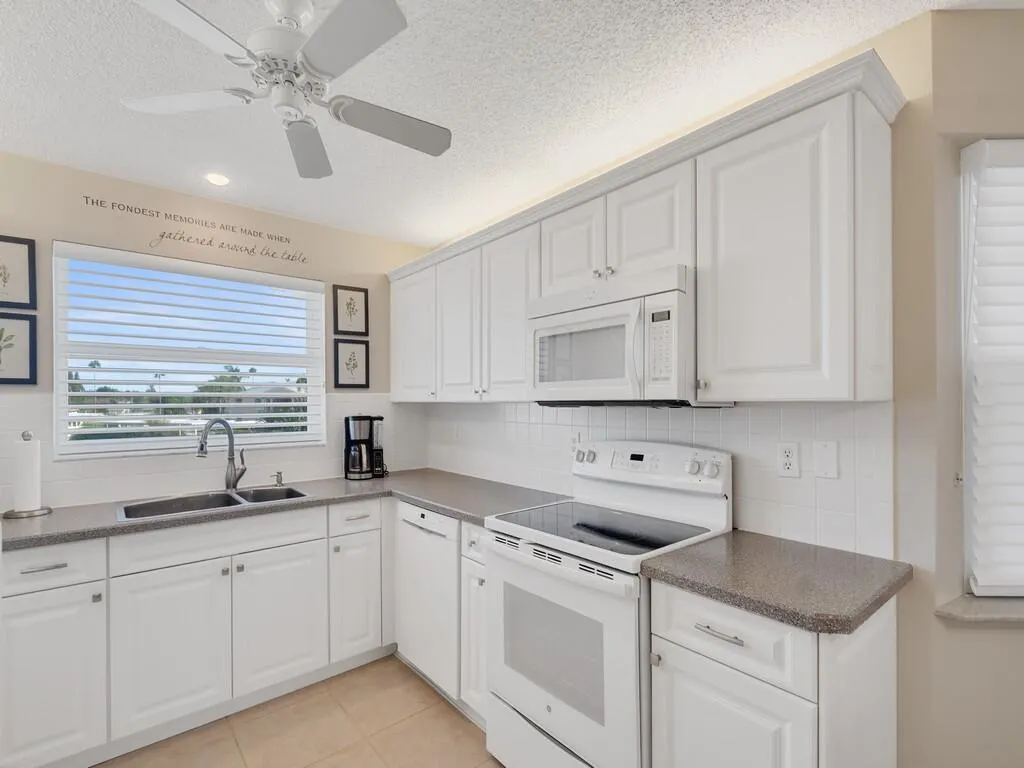 655 W Lake Jasmine Circle