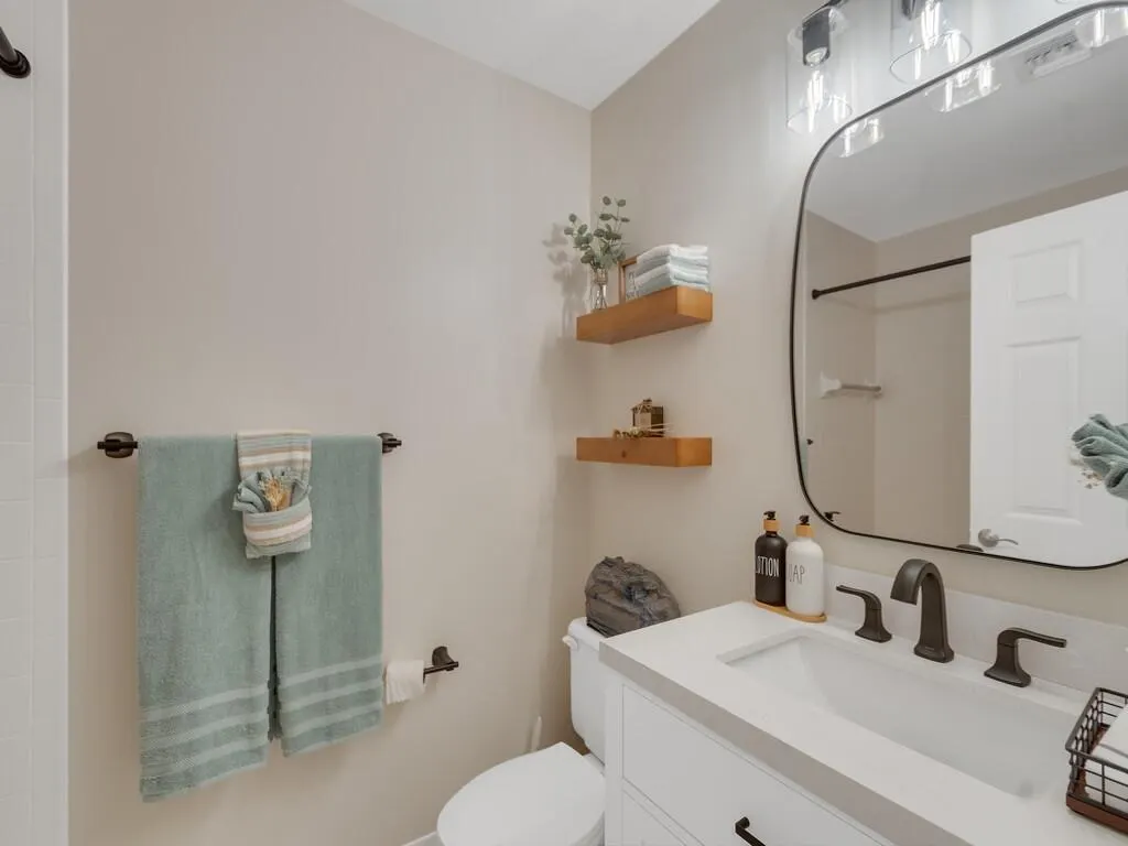 655 W Lake Jasmine Circle