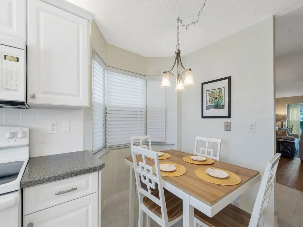 655 W Lake Jasmine Circle