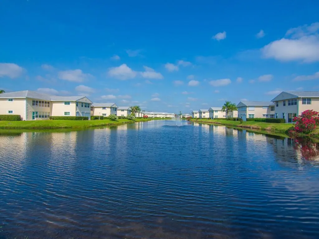 655 W Lake Jasmine Circle