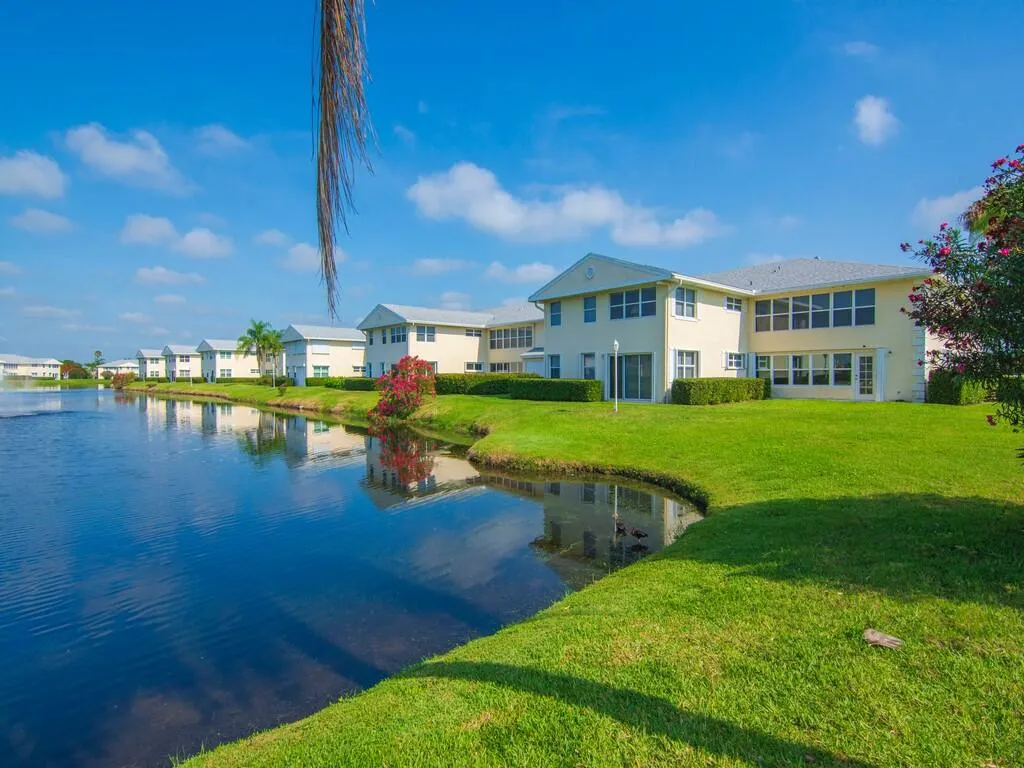 655 W Lake Jasmine Circle