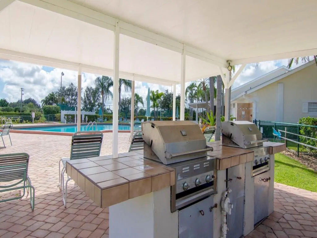 655 W Lake Jasmine Circle