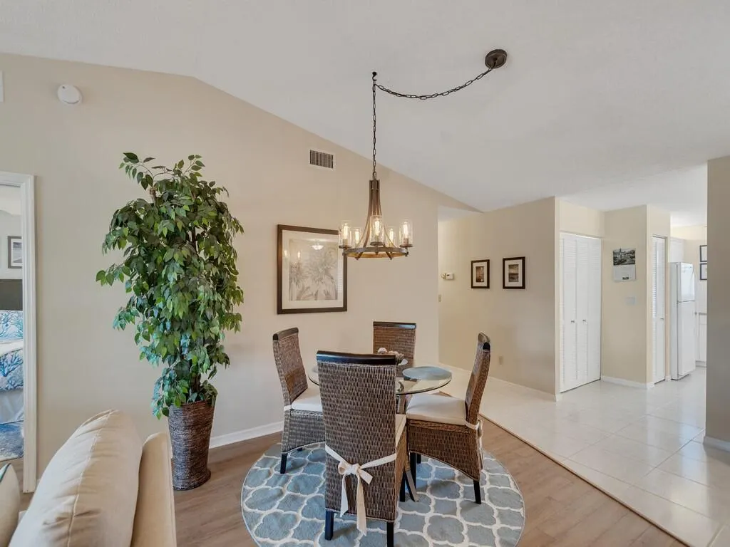 655 W Lake Jasmine Circle