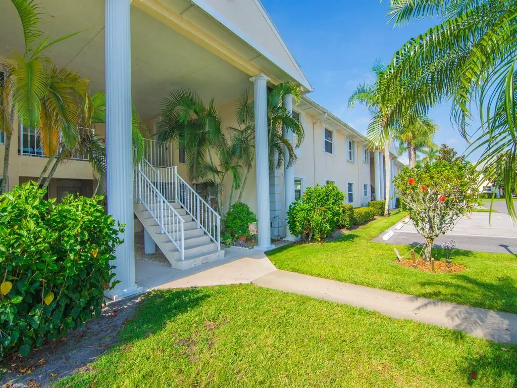 655 W Lake Jasmine Circle