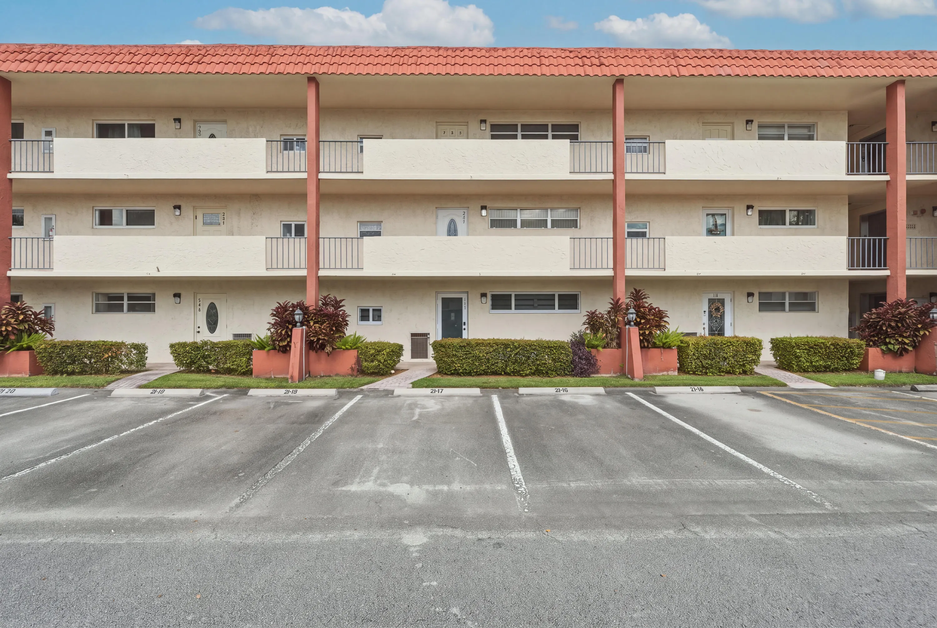 9523 S HOLLYBROOK LAKE Drive #107
