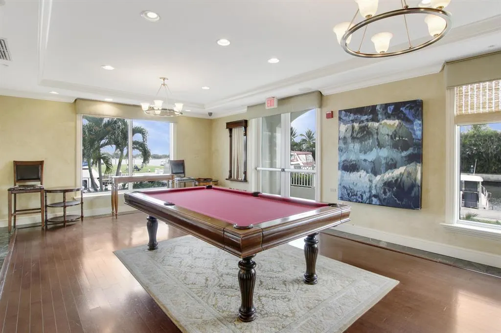 806 E WINDWARD Way #305