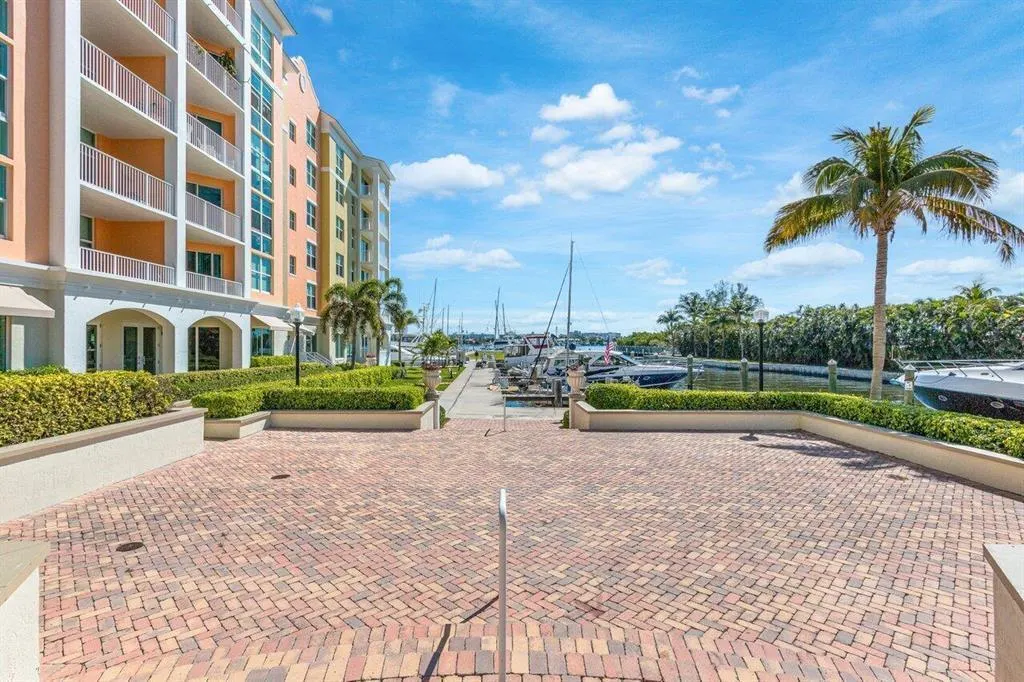 806 E WINDWARD Way #305