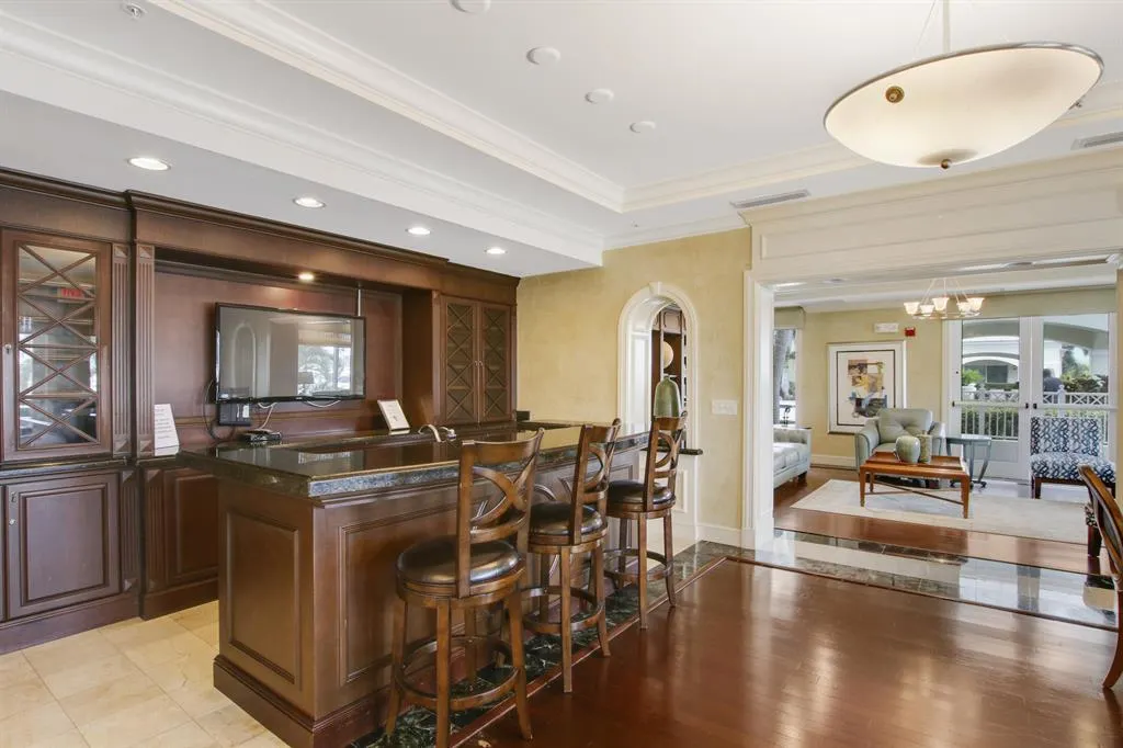 806 E WINDWARD Way #305