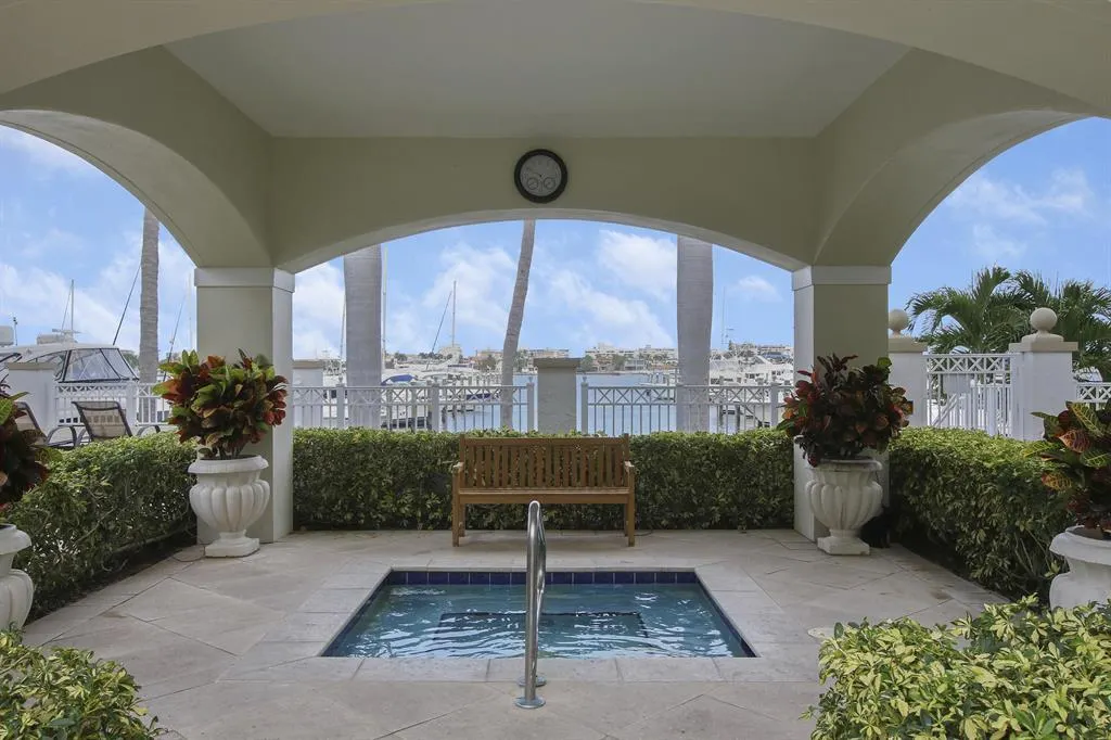 806 E WINDWARD Way #305