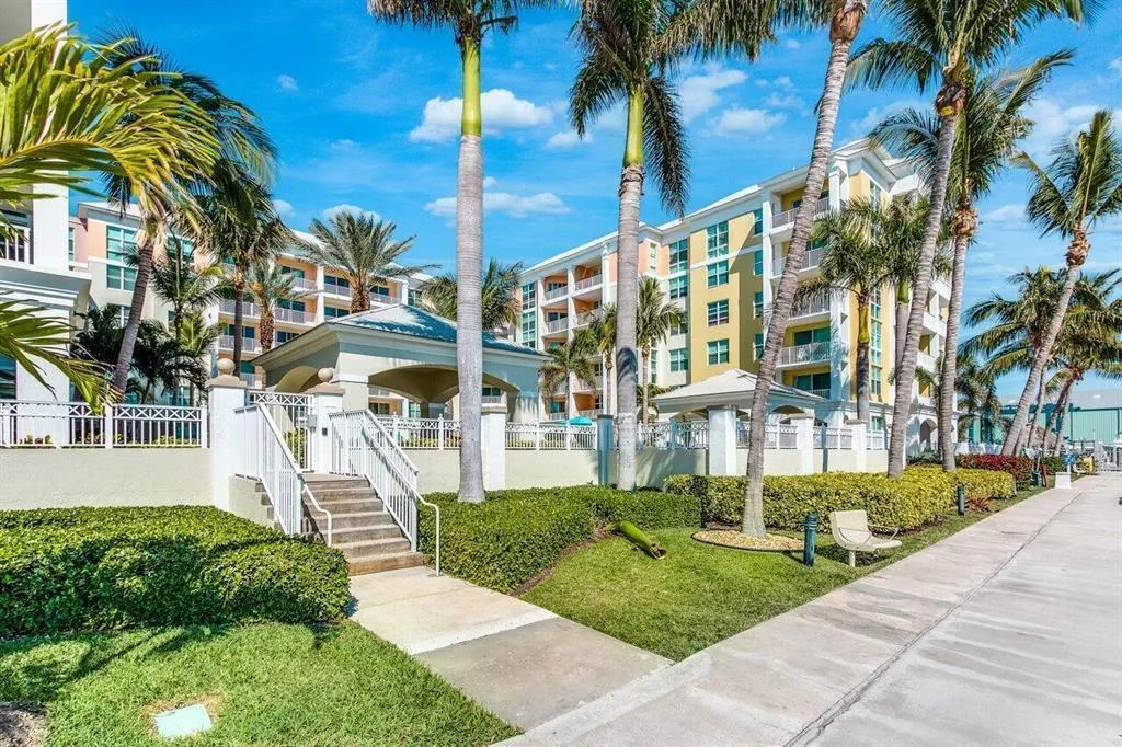 806 E WINDWARD Way #305