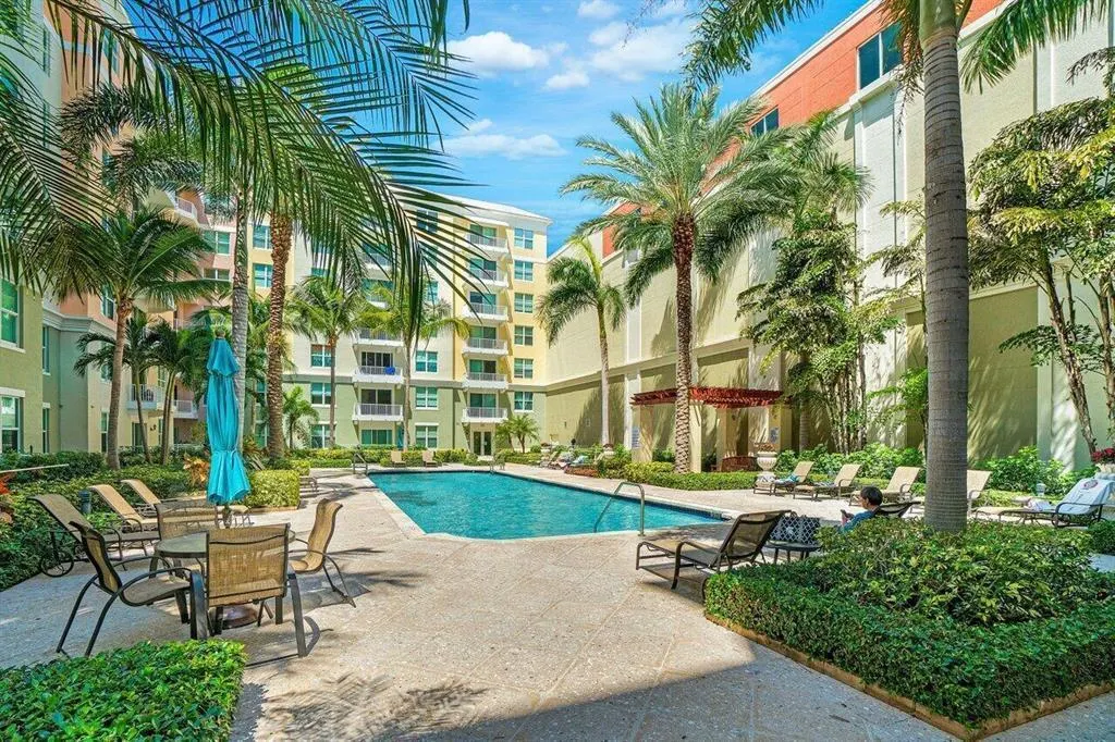 806 E WINDWARD Way #305