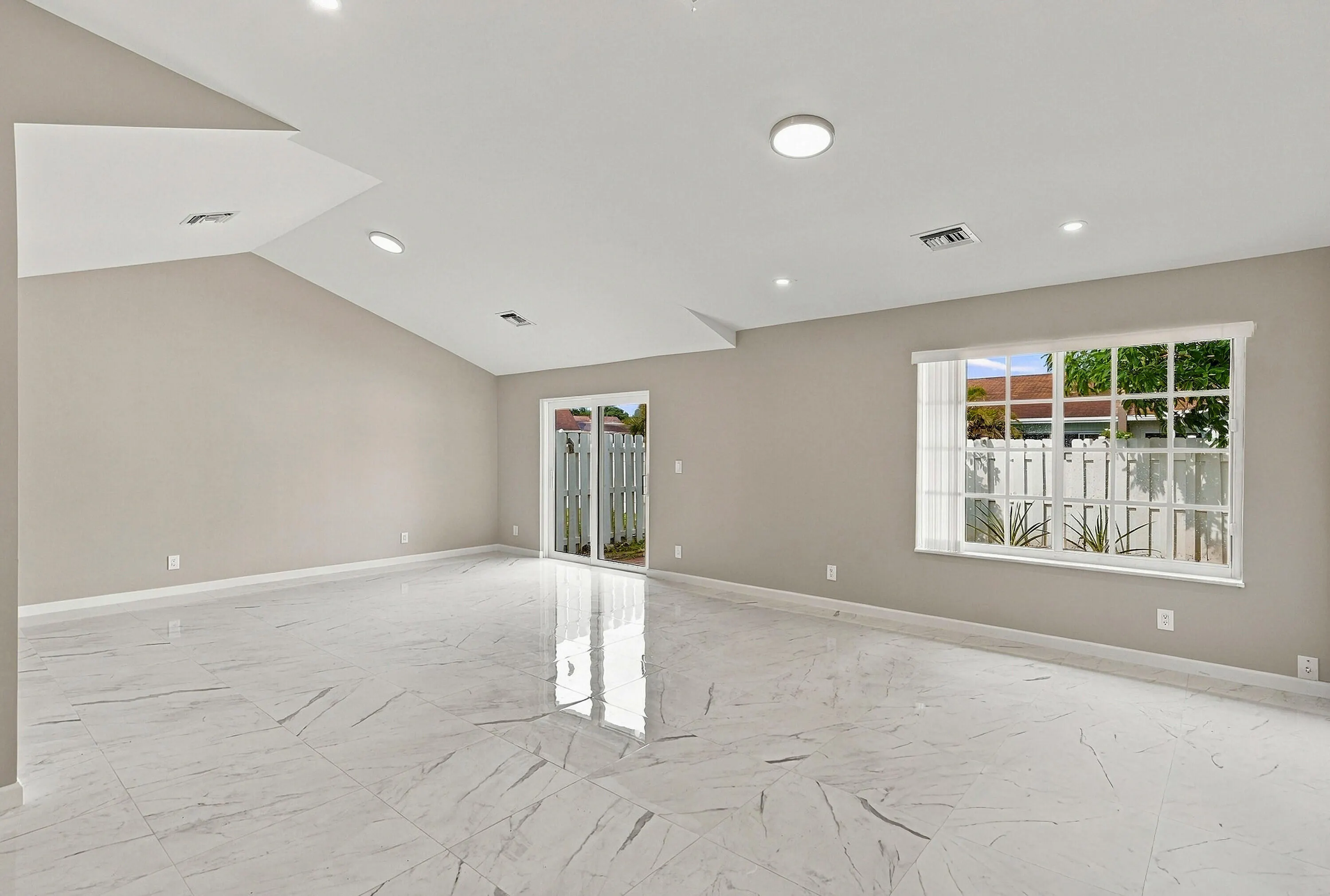 300 E LAKEWOOD Circle E #B