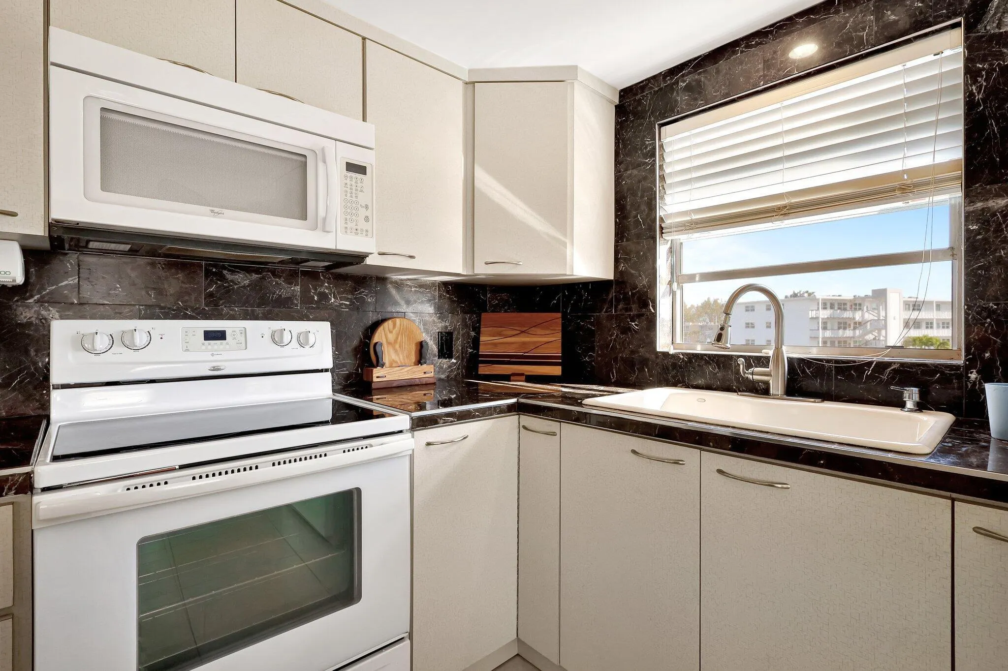 373 WELLINGTON J