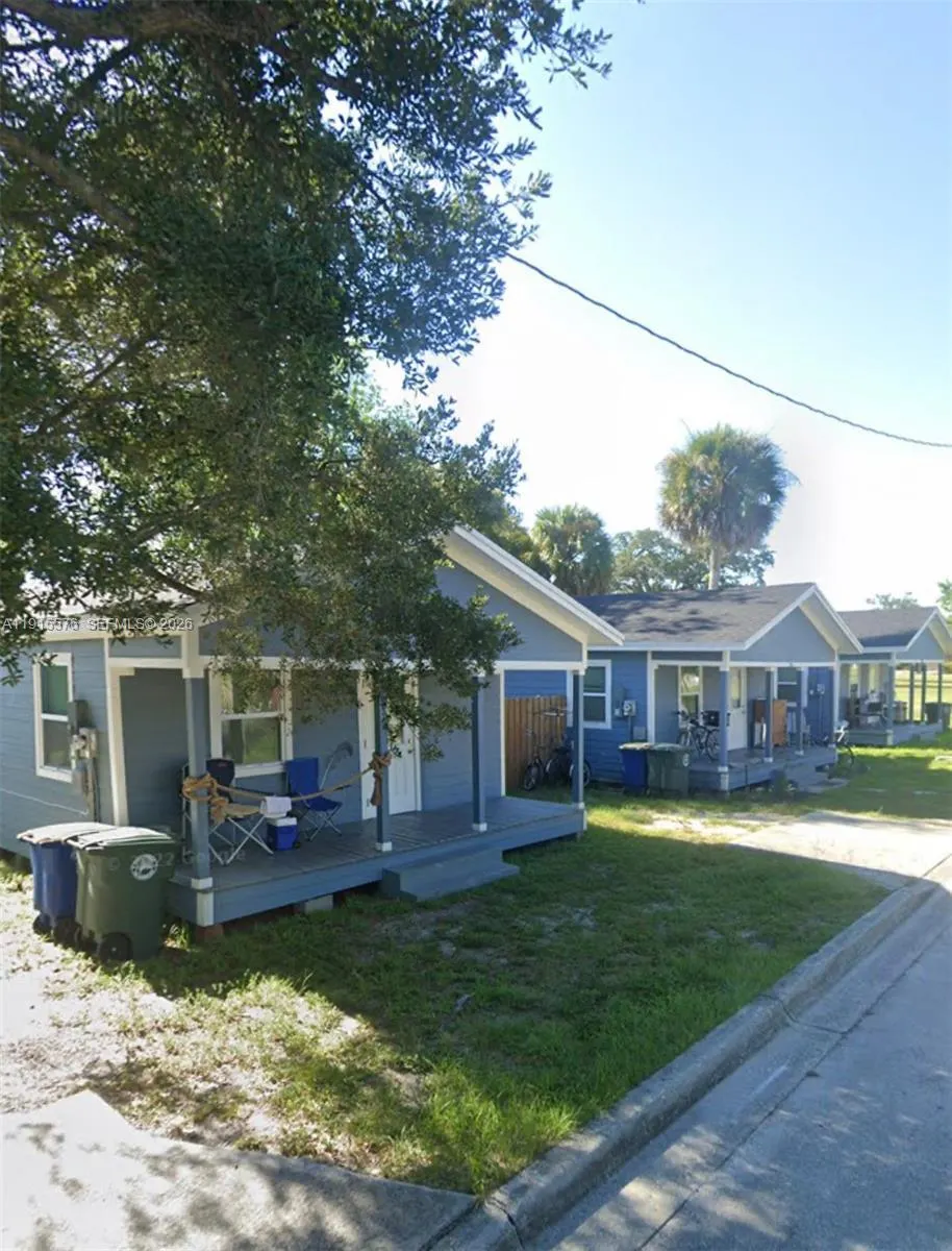 909 Ave B