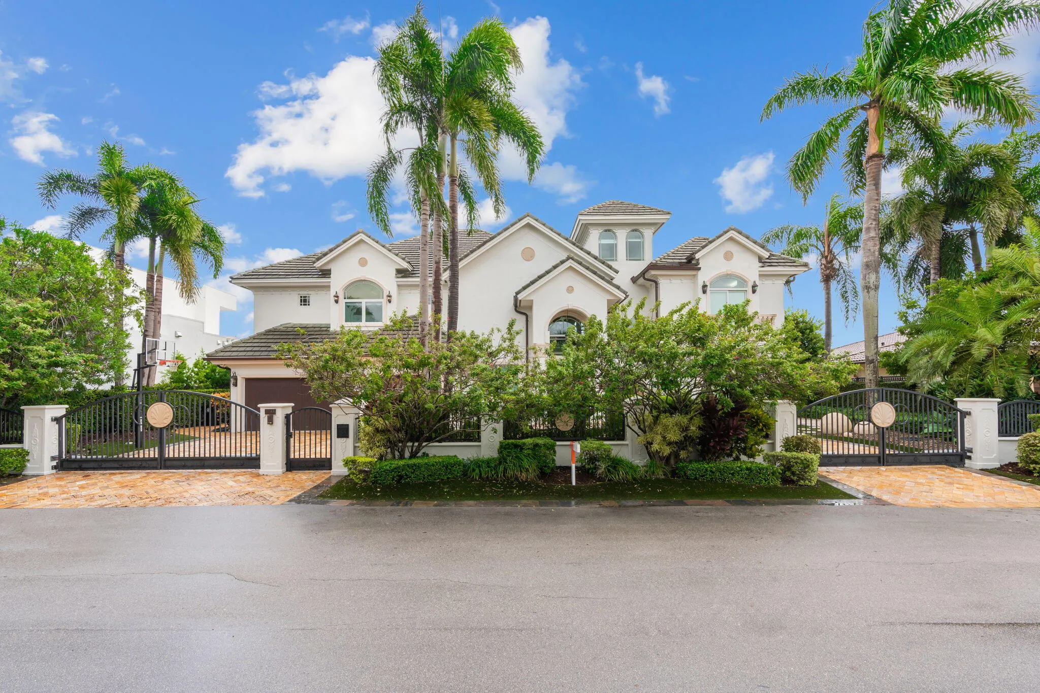 2200 INTRACOASTAL Drive