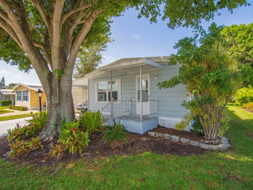 301 NE Moonstone Drive