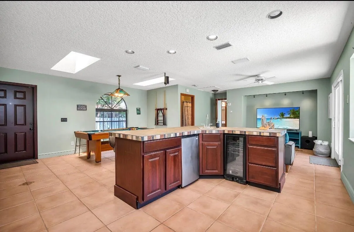 1324 N Lakeside Drive
