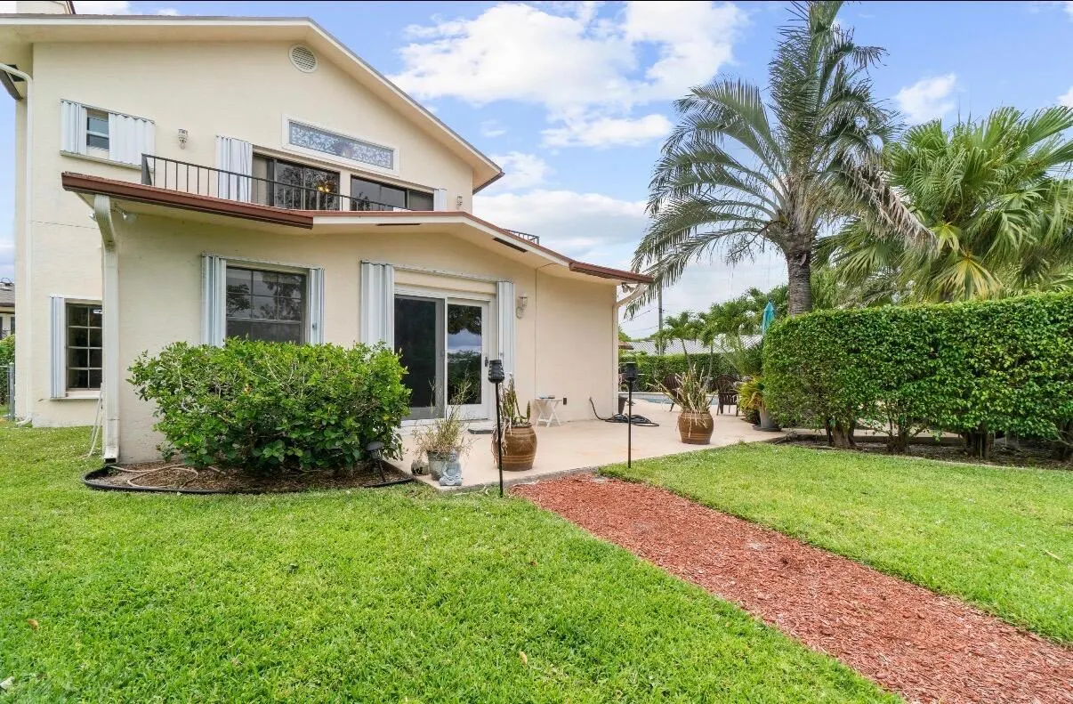 1324 N Lakeside Drive